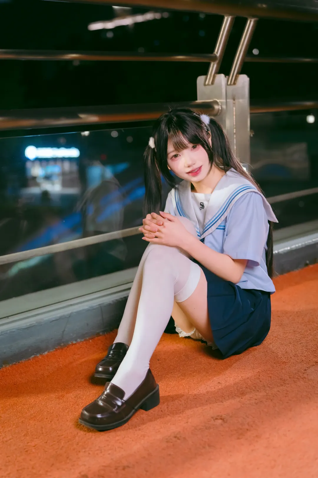 夜幕下的水手服与白丝，夜半公交站台的JK制服写真 - 第 4 张