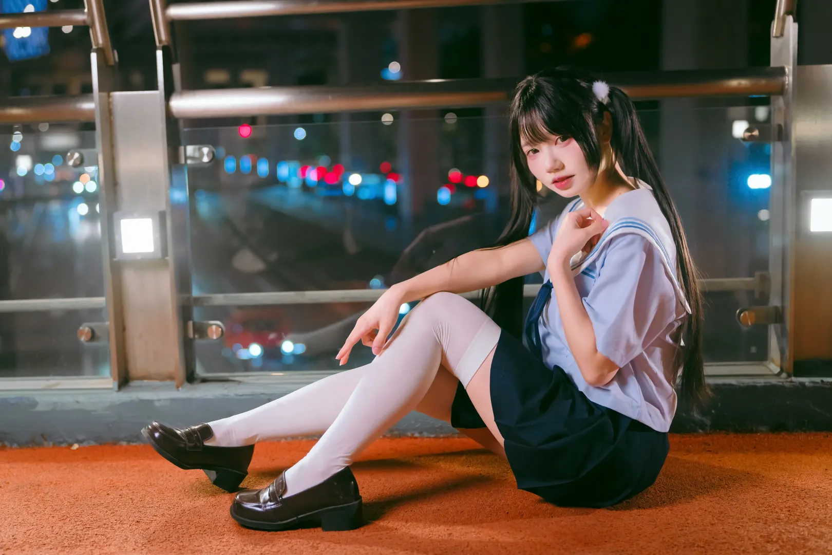 夜幕下的水手服与白丝，夜半公交站台的JK制服写真 - 第 6 张