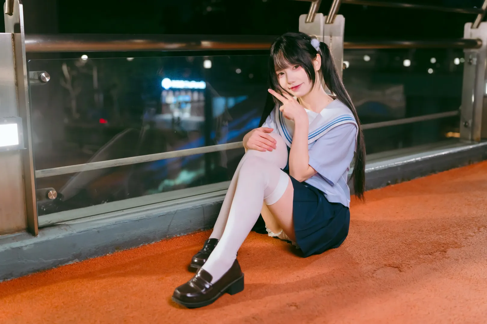 夜幕下的水手服与白丝，夜半公交站台的JK制服写真 - 第 7 张