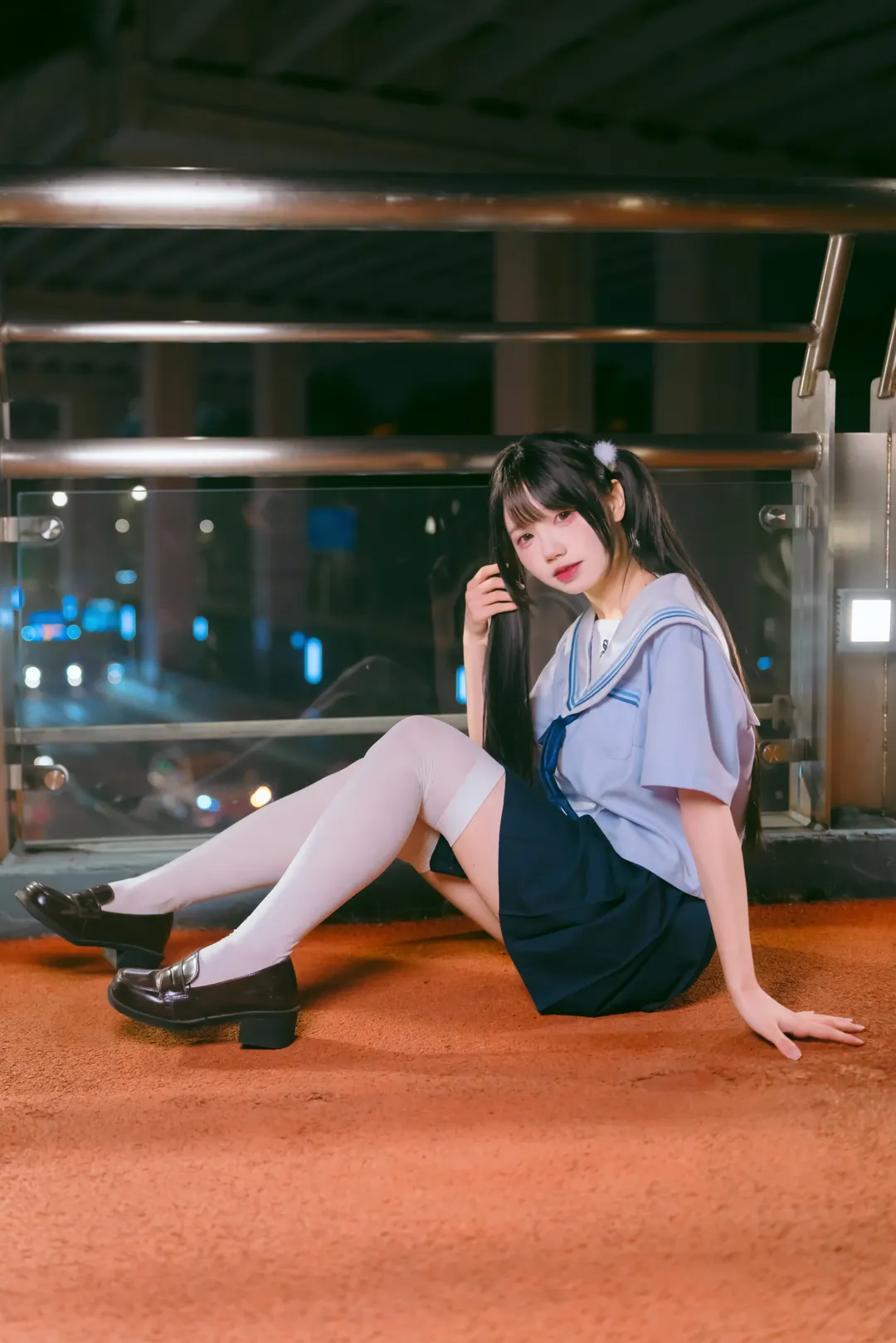夜幕下的水手服与白丝，夜半公交站台的JK制服写真 - 第 8 张