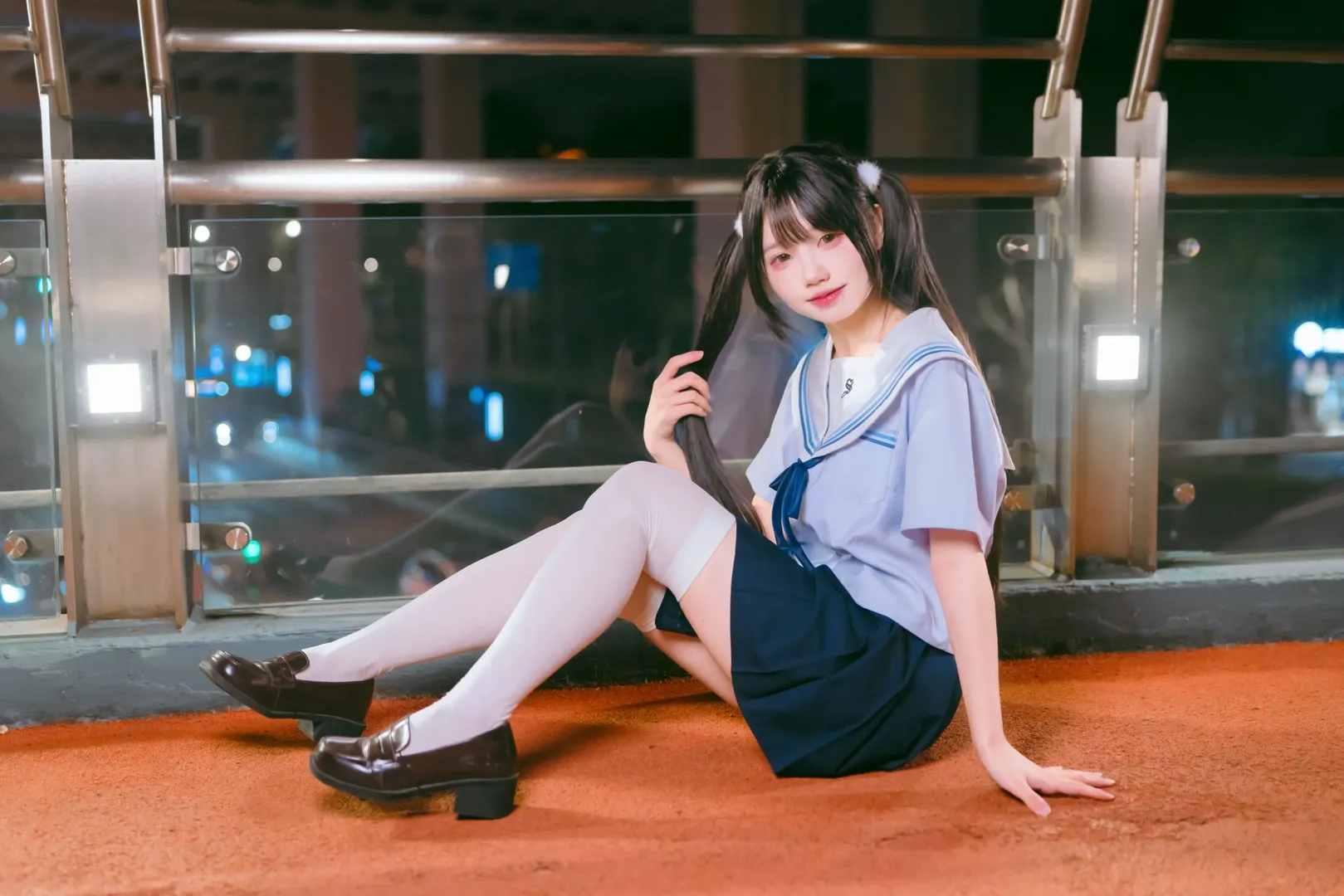 夜幕下的水手服与白丝，夜半公交站台的JK制服写真 - 第 9 张