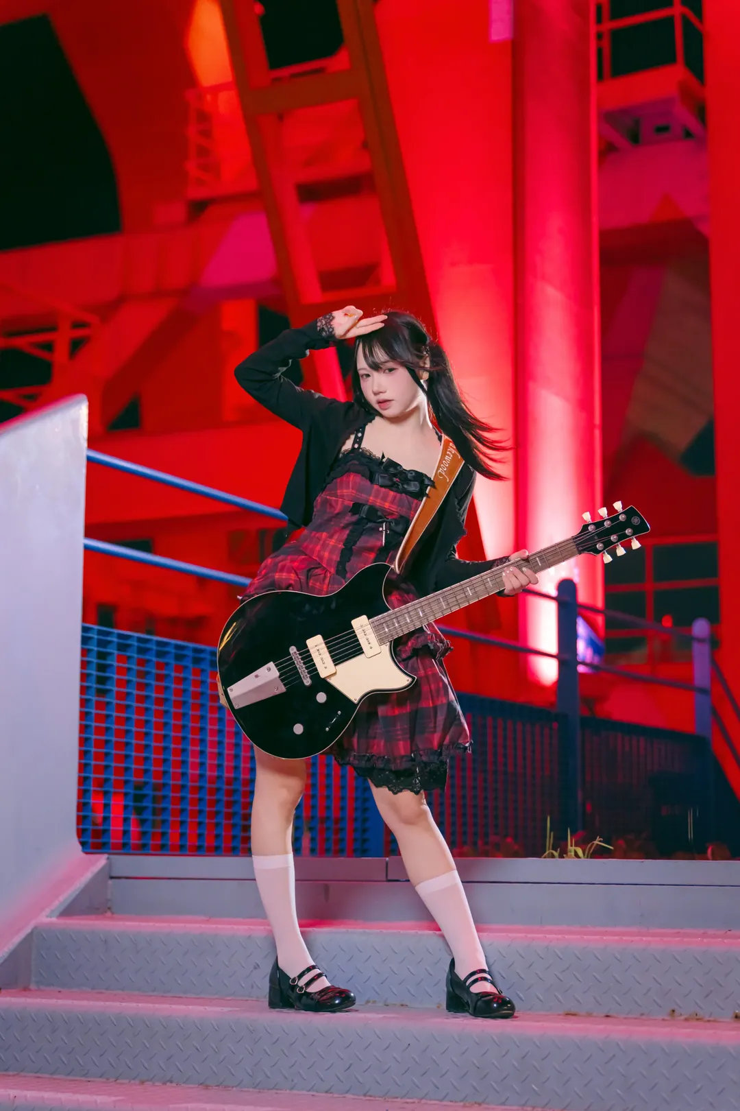原宿风摇滚少女：城市霓虹下的白丝吉他手 - 第 3 张