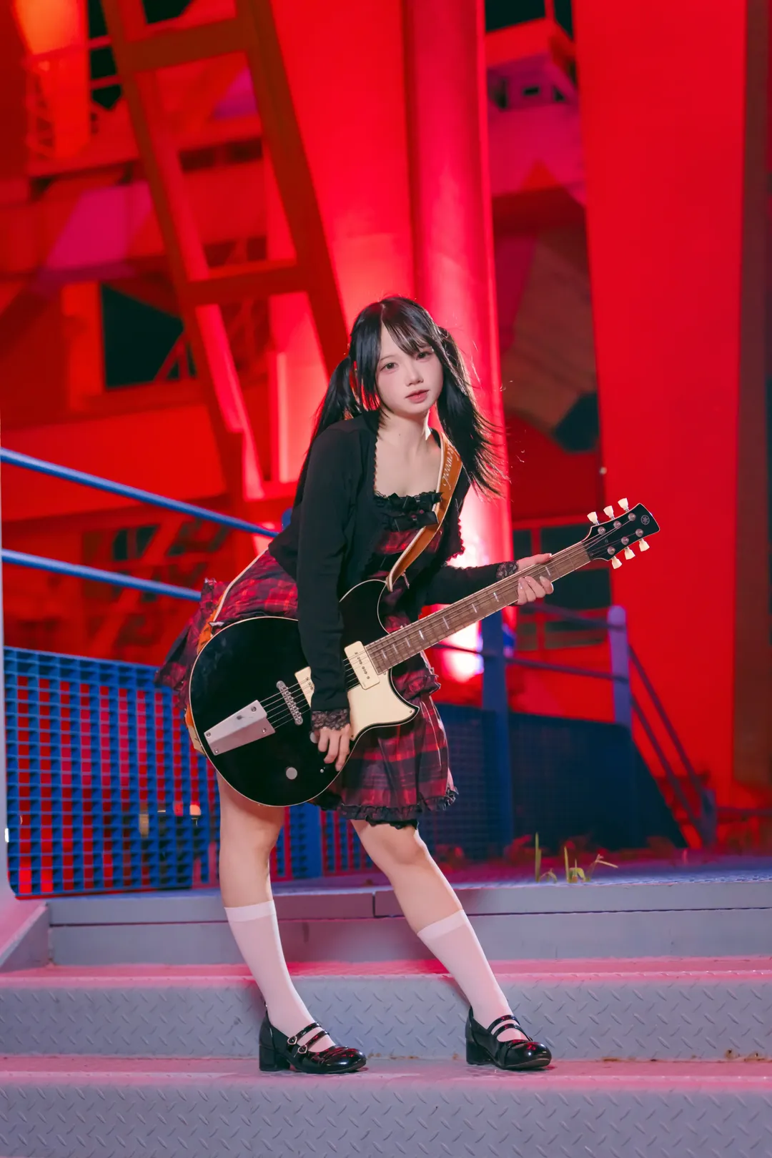 原宿风摇滚少女：城市霓虹下的白丝吉他手 - 第 4 张