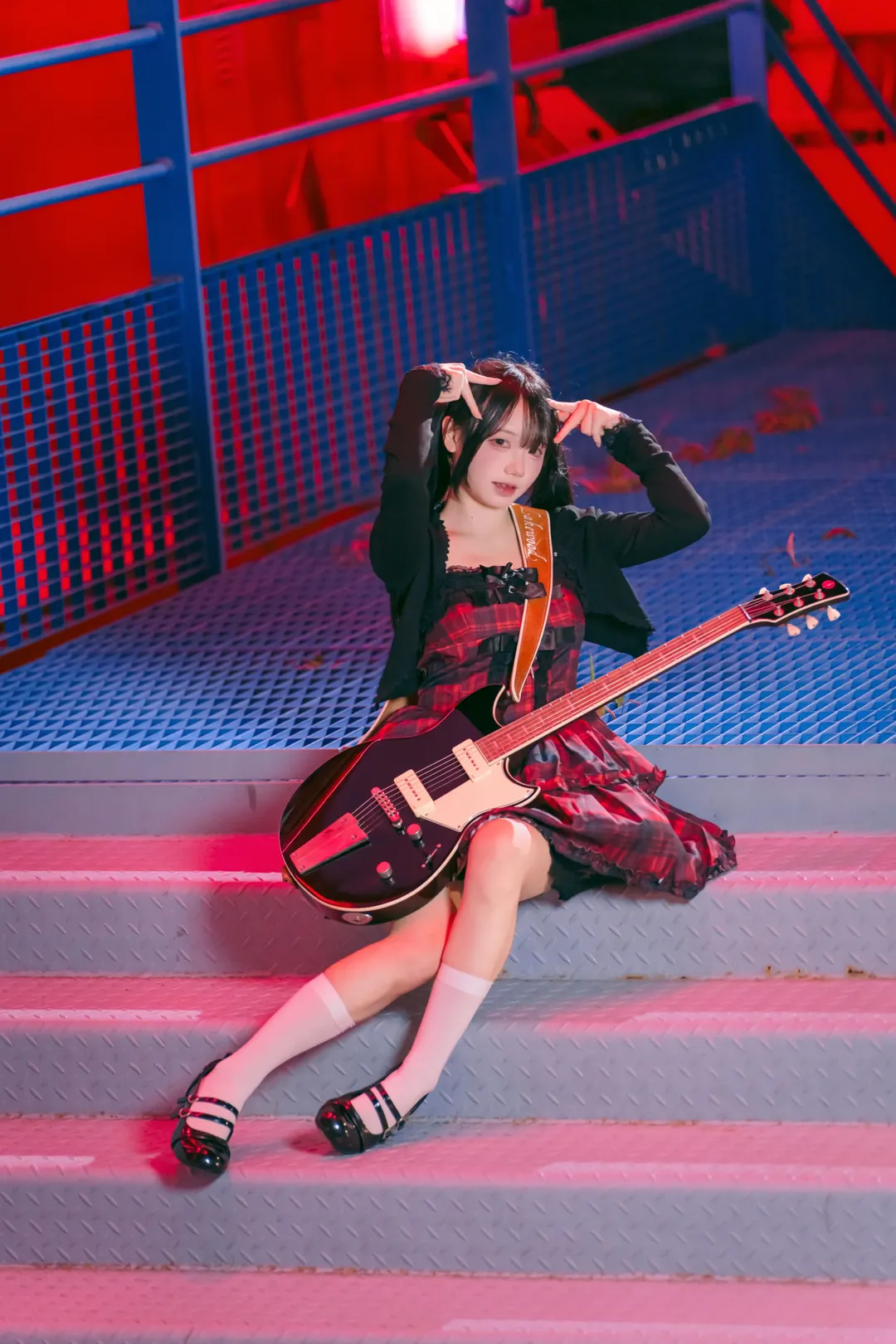 原宿风摇滚少女：城市霓虹下的白丝吉他手 - 第 5 张