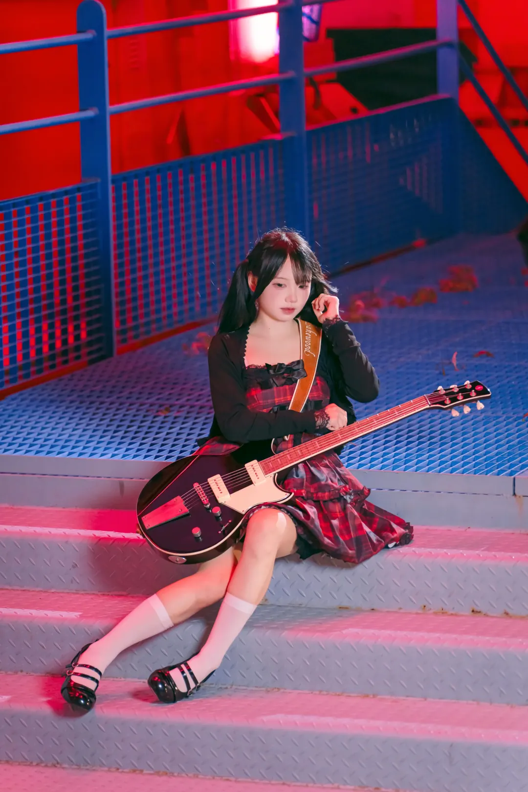 原宿风摇滚少女：城市霓虹下的白丝吉他手 - 第 6 张