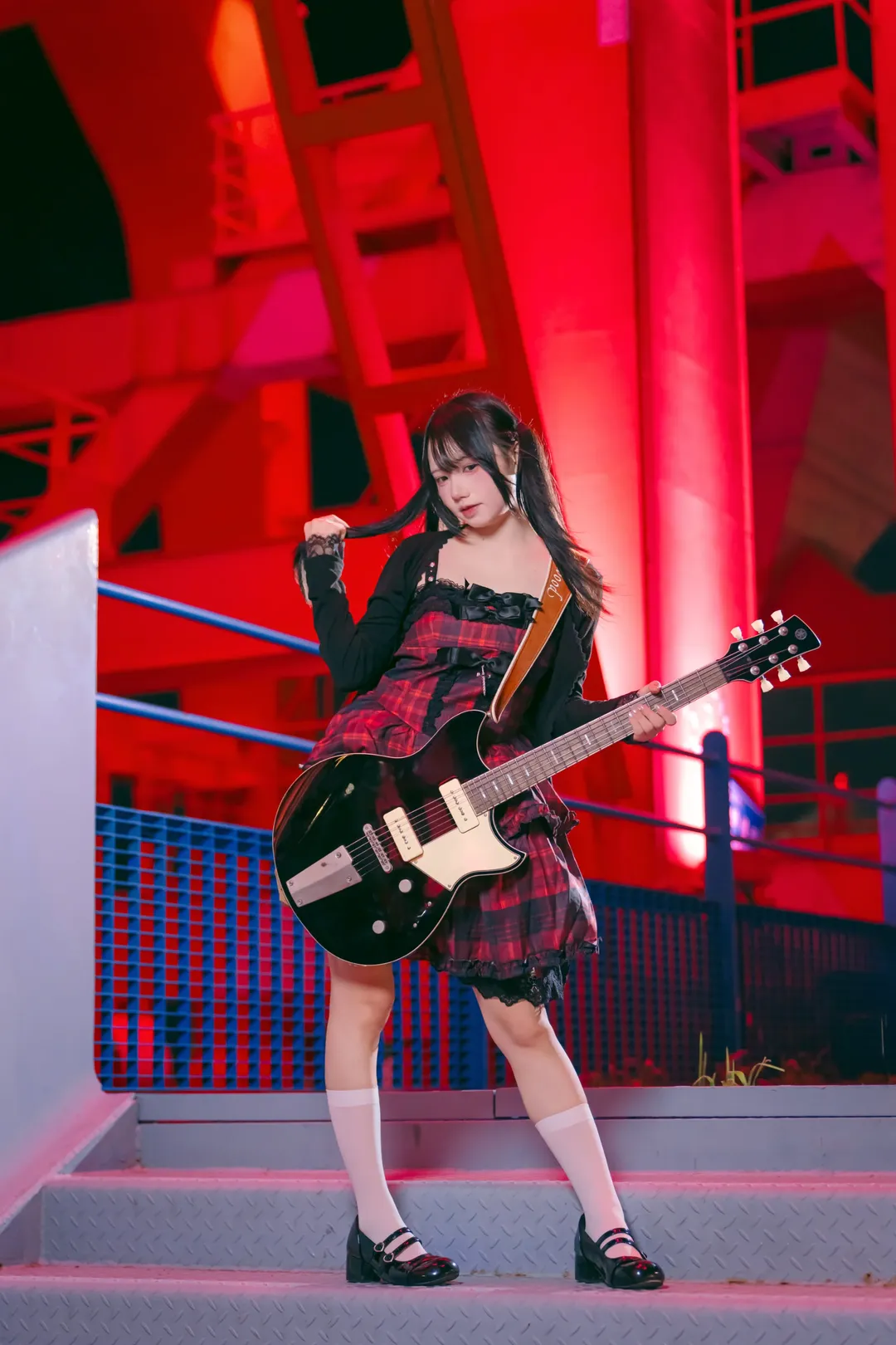 原宿风摇滚少女：城市霓虹下的白丝吉他手 - 第 7 张