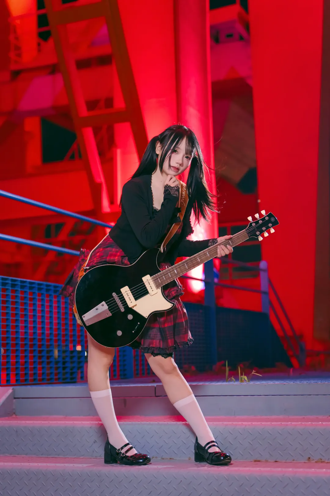 原宿风摇滚少女：城市霓虹下的白丝吉他手 - 第 8 张