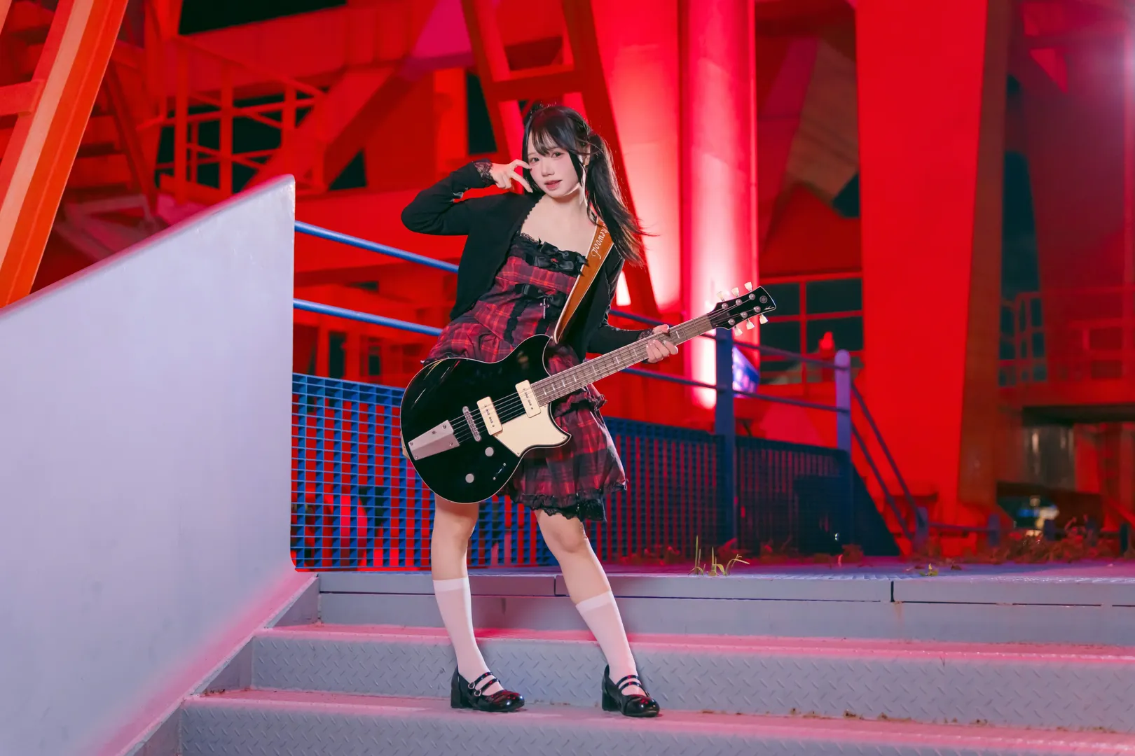 原宿风摇滚少女：城市霓虹下的白丝吉他手 - 第 9 张