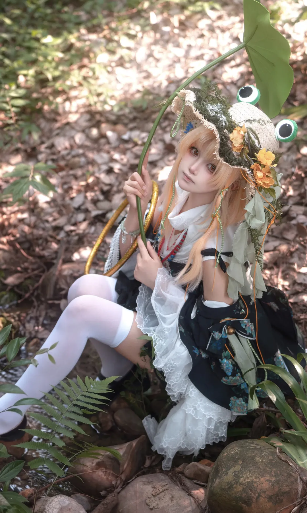 【泄矢诹访子cos】东方Project青蛙神明蹲在溪边正片 - 第 1 张