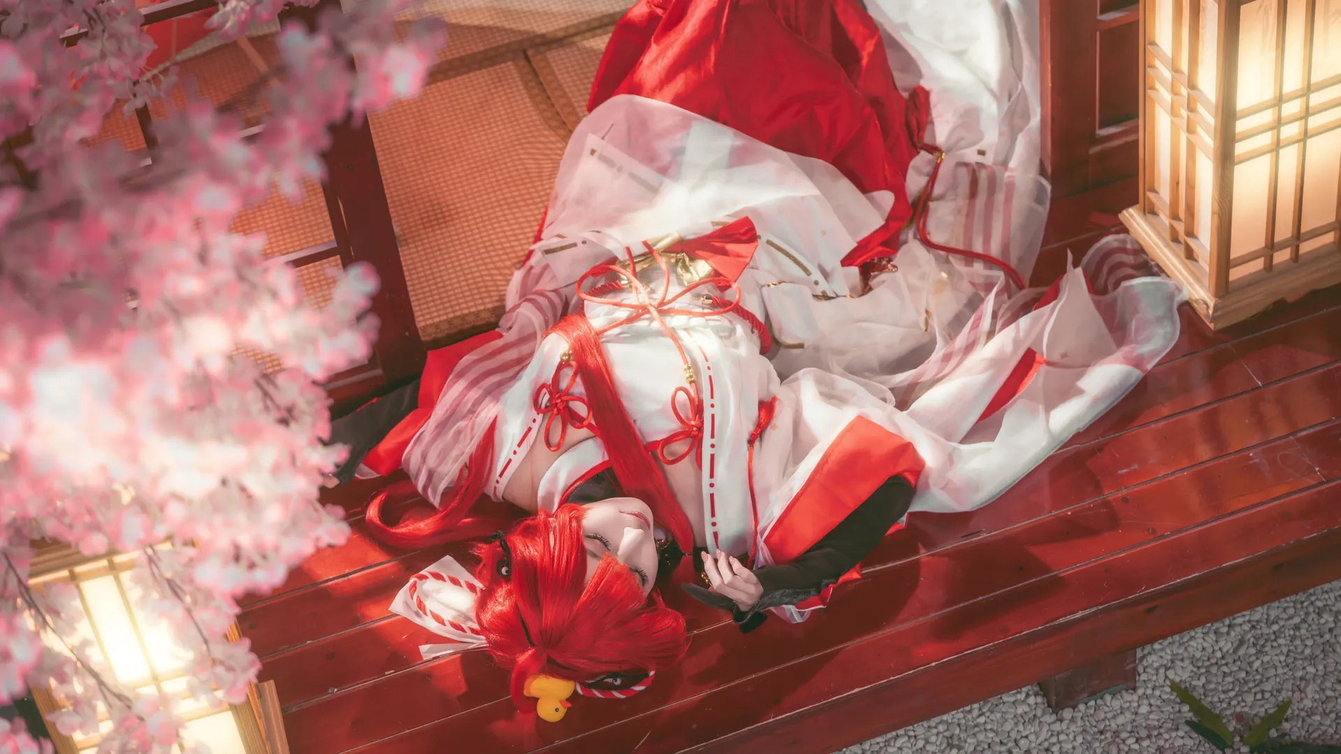 【繪梨衣cos】龍族紅白巫女服的神社光影瞬間 - 第 3 張