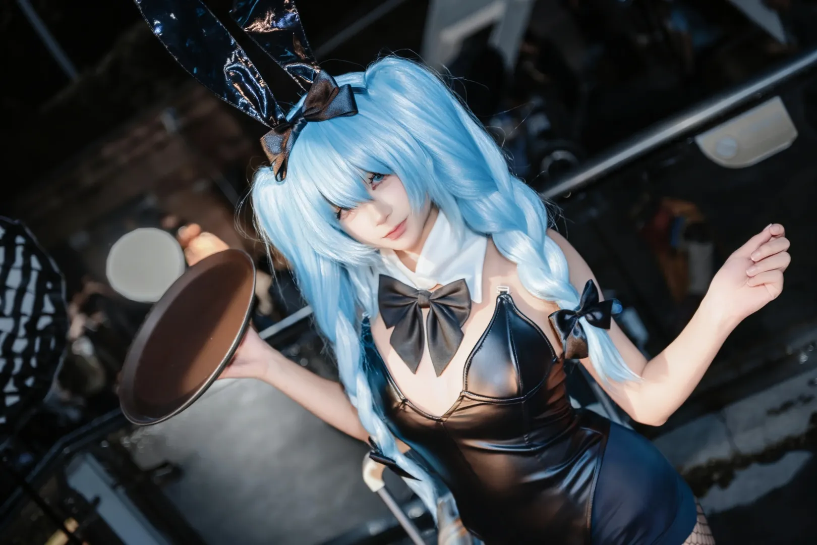 【初音未来cos】雨夜里的兔女郎，黑色漆皮与长腿网袜的质感分享 - 第 1 张