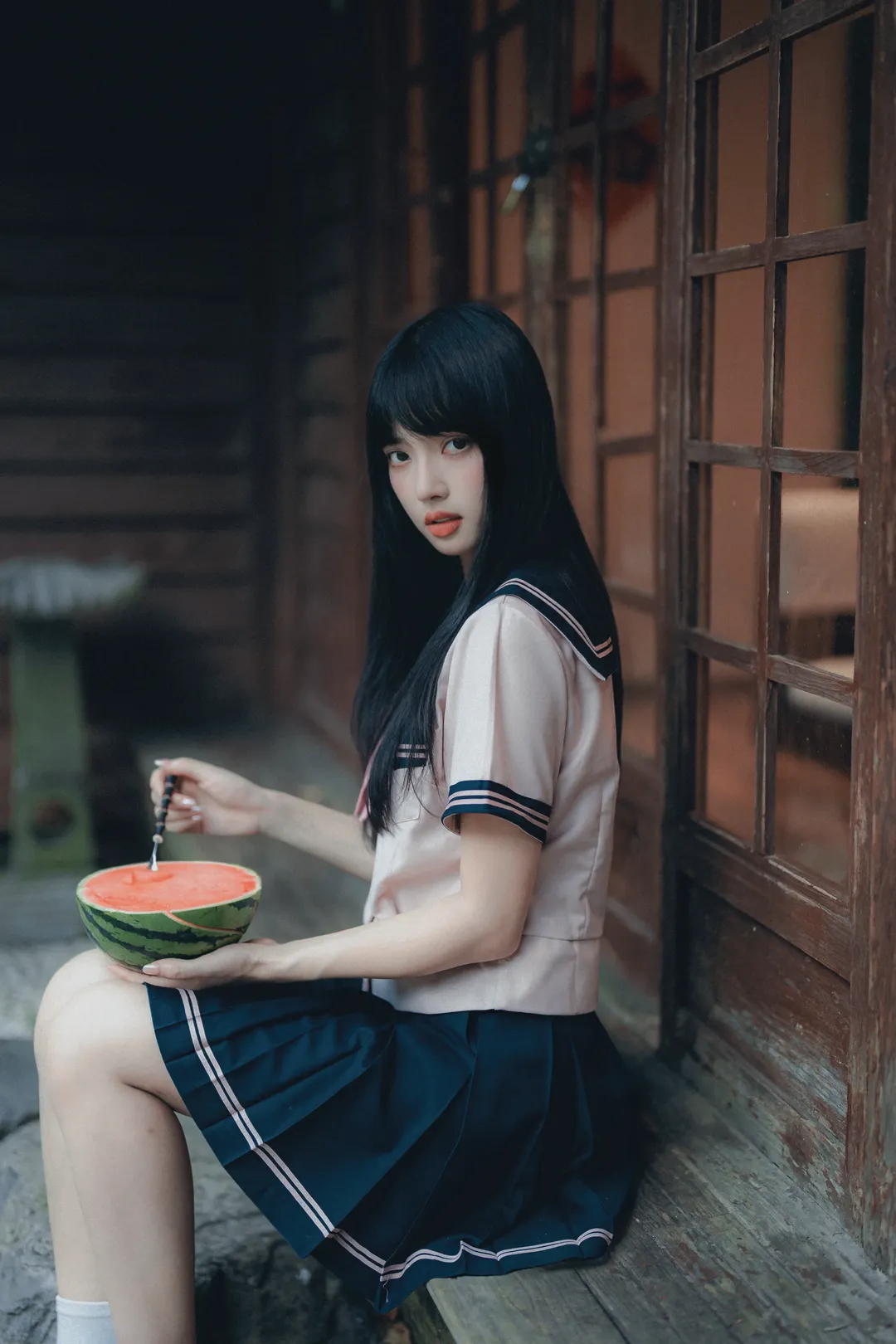 夏日清凉回忆：复古木门旁的JK制服写真记 - 第 1 张