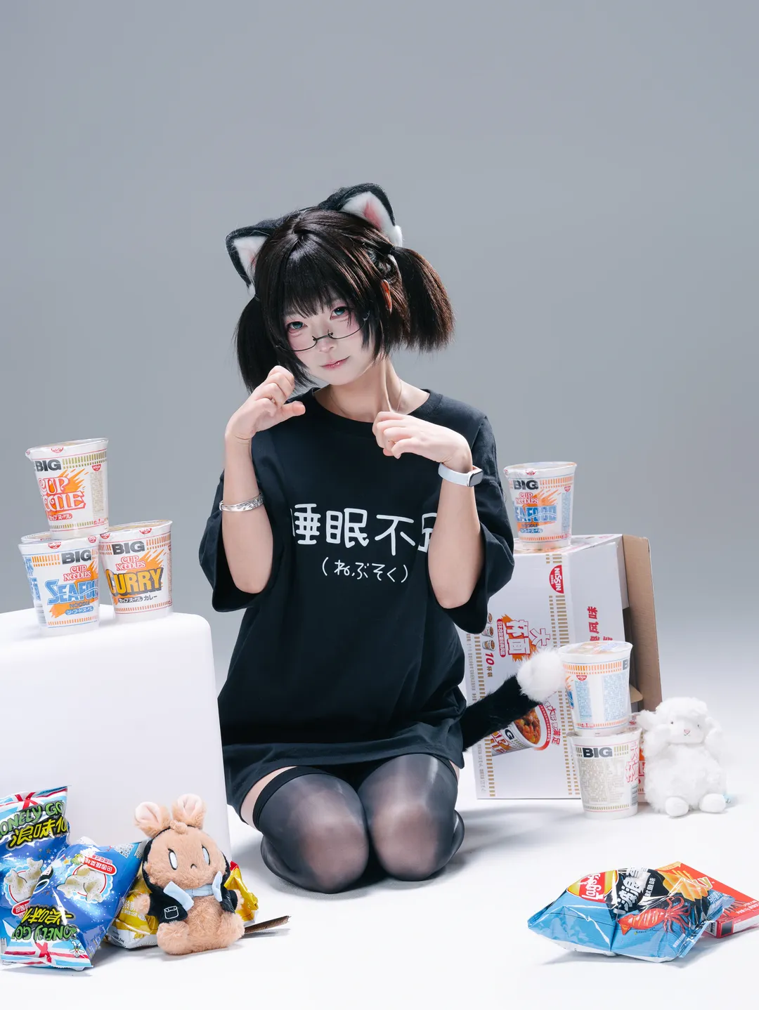 猫耳双马尾配黑丝，白棚里的慵懒猫娘日常 - 第 1 张