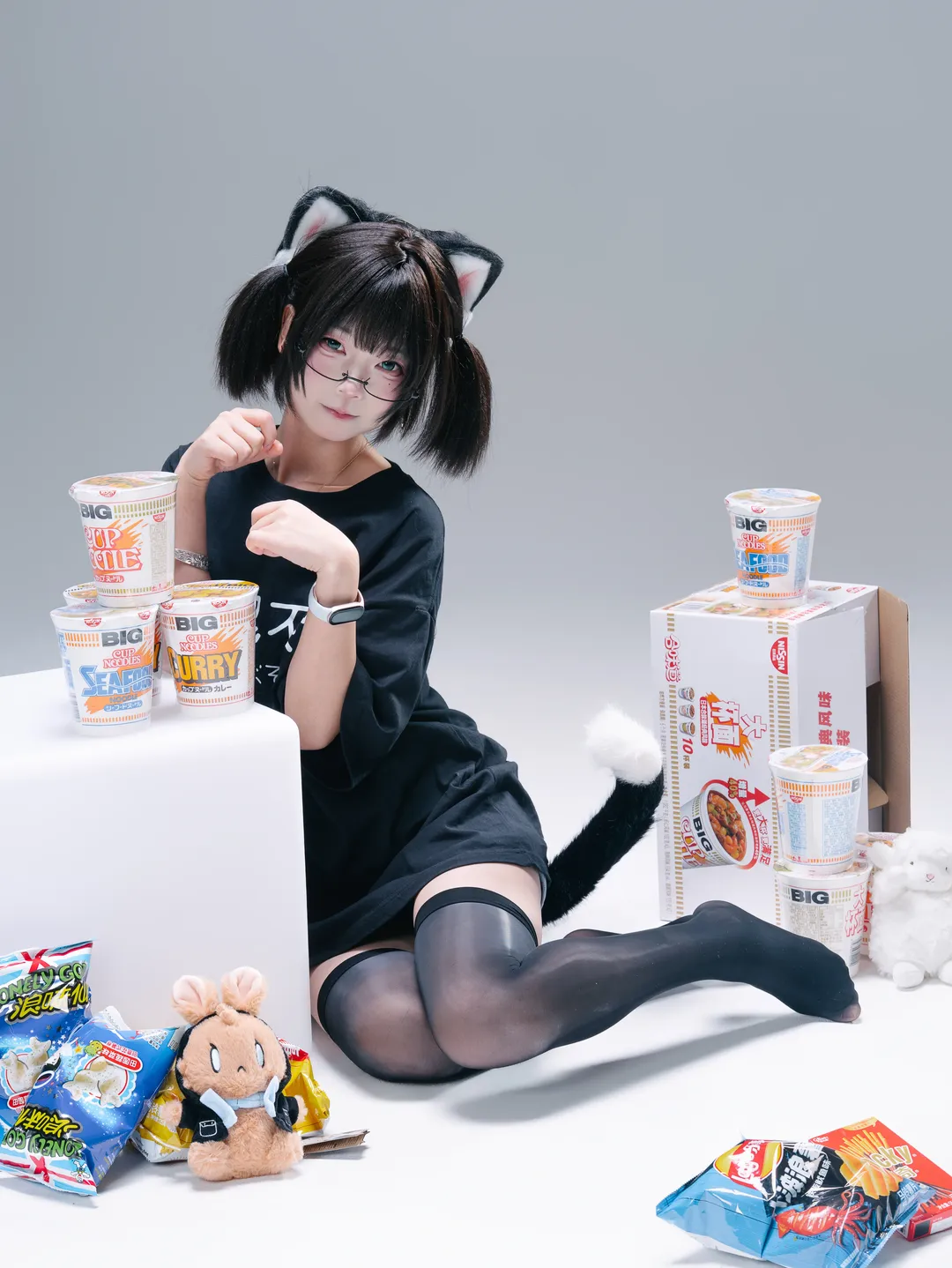 猫耳双马尾配黑丝，白棚里的慵懒猫娘日常 - 第 2 张