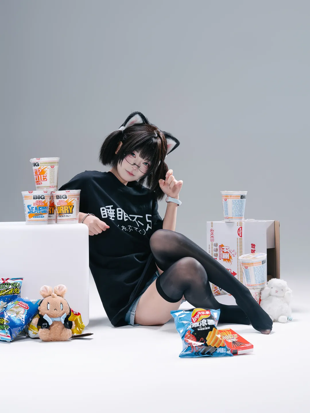 猫耳双马尾配黑丝，白棚里的慵懒猫娘日常 - 第 3 张