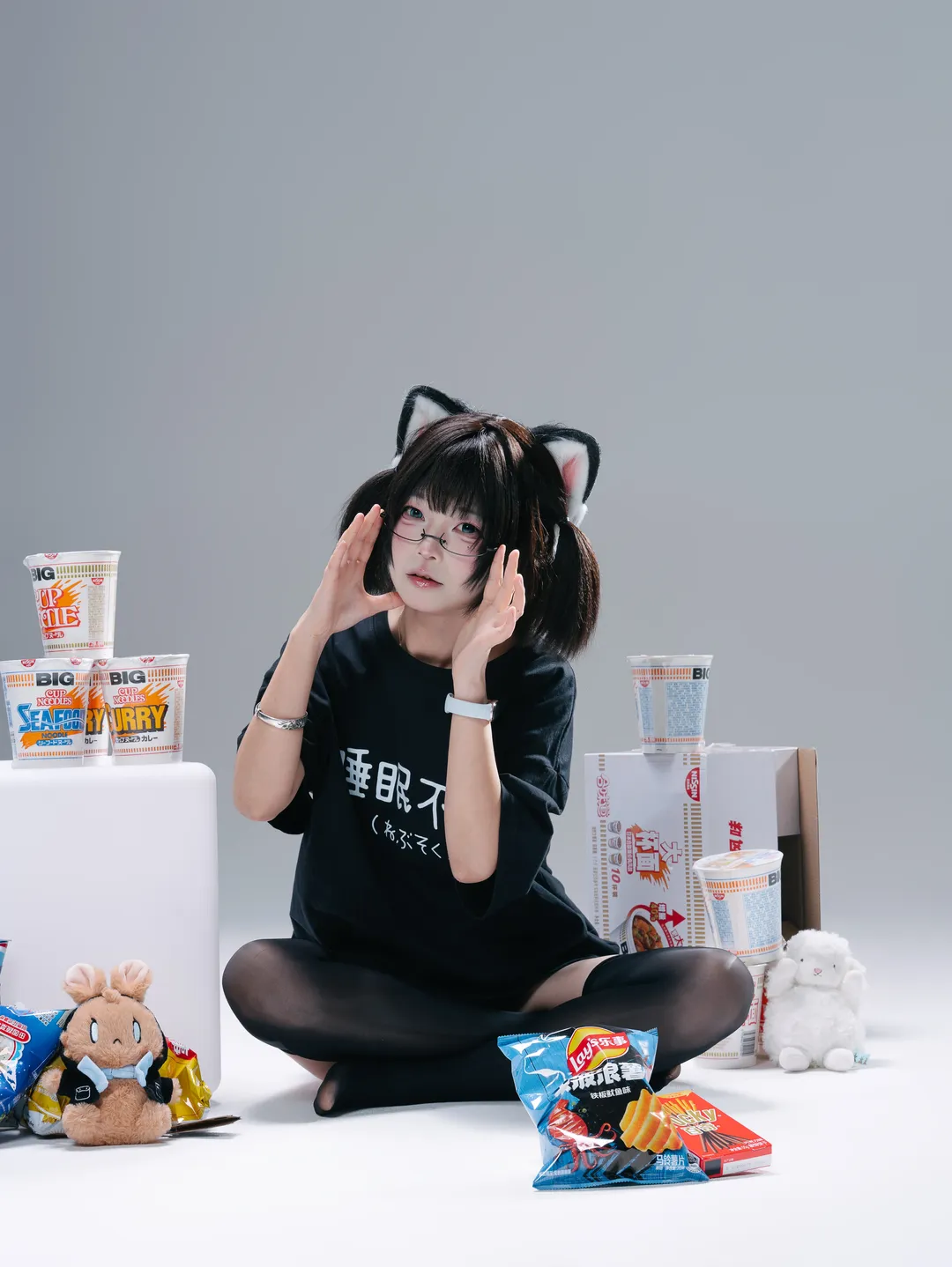 猫耳双马尾配黑丝，白棚里的慵懒猫娘日常 - 第 5 张