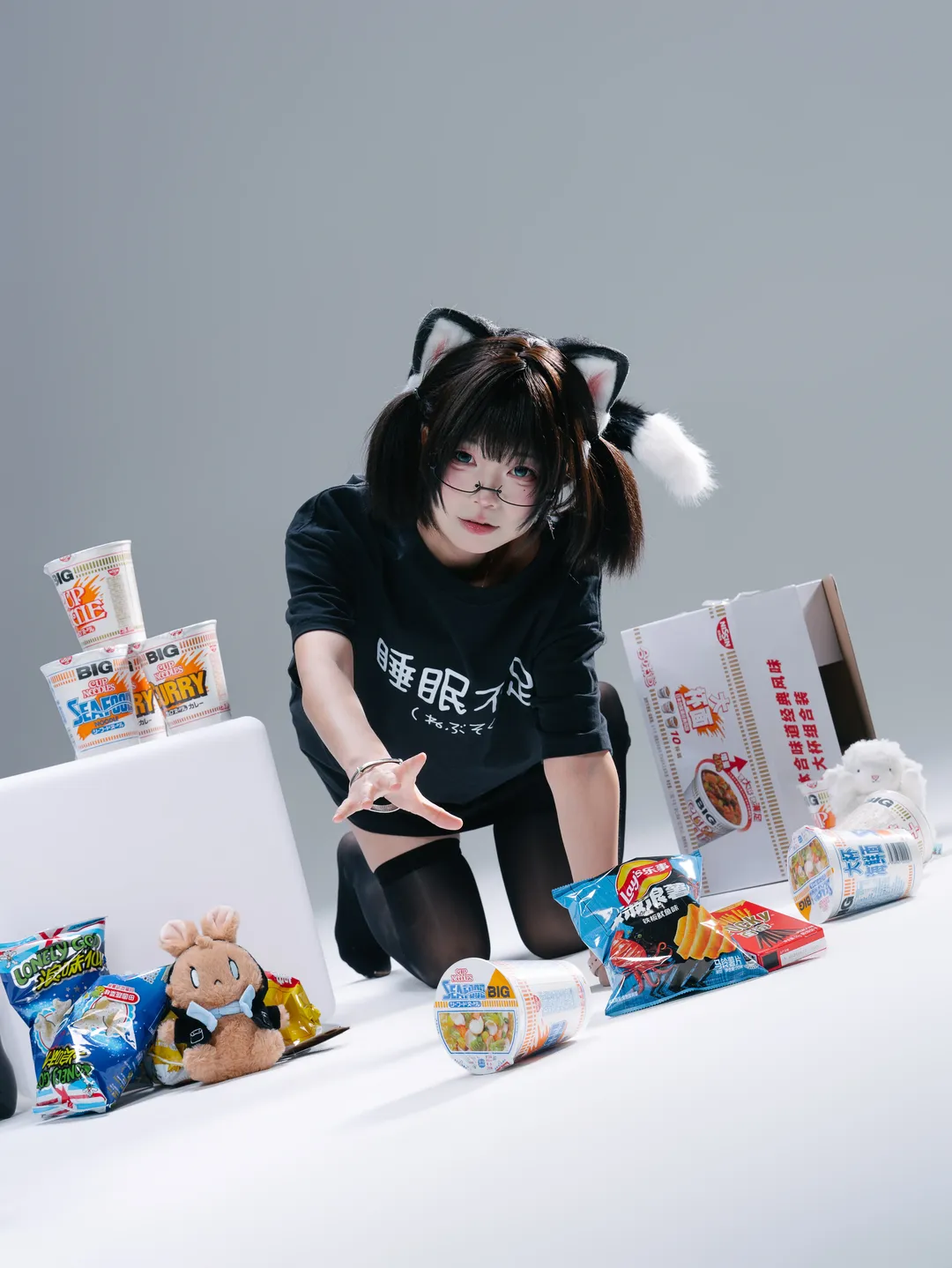 猫耳双马尾配黑丝，白棚里的慵懒猫娘日常 - 第 6 张