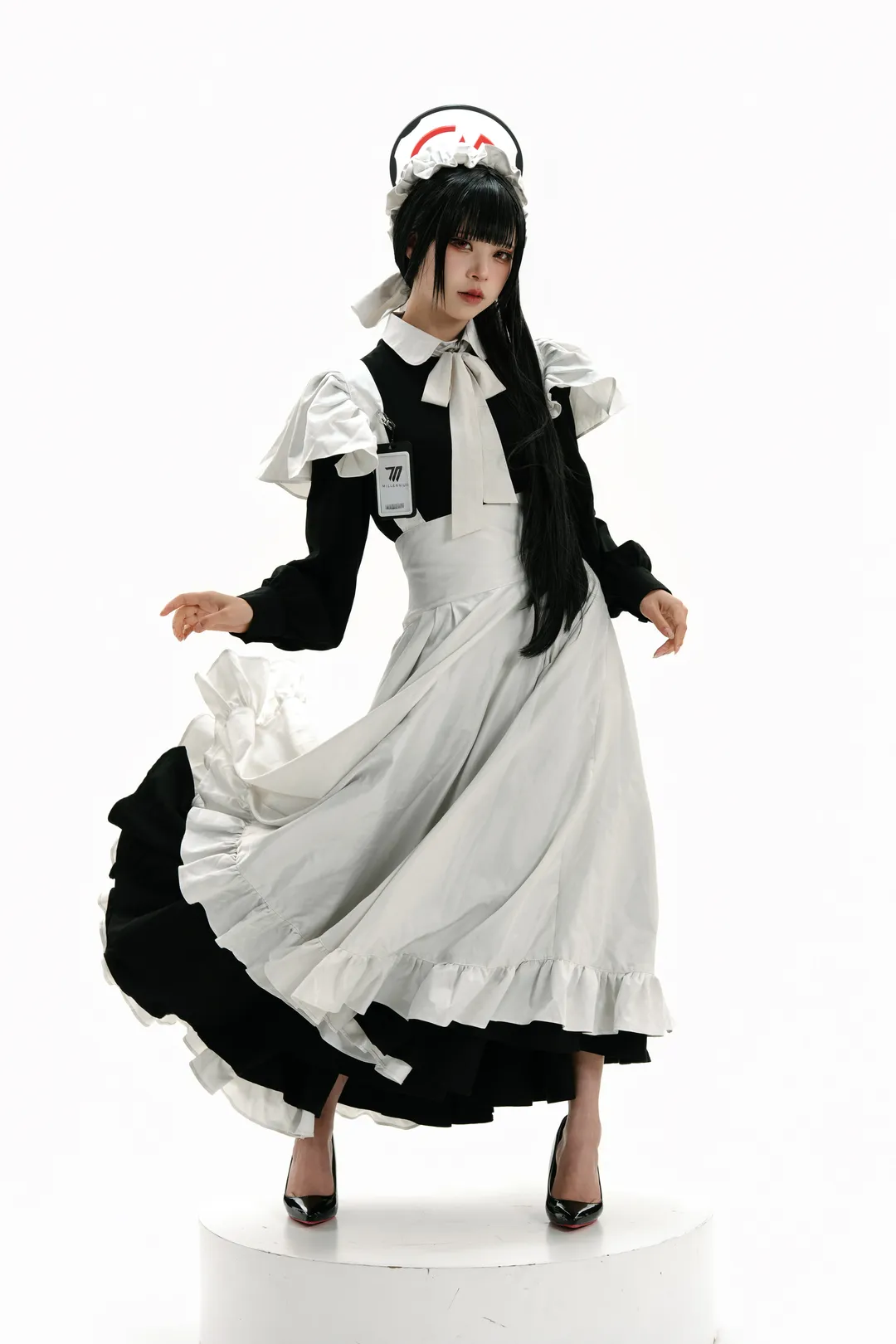【调月莉音cos】碧蓝档案私设女仆，白棚光影下的优雅姿态 - 第 1 张
