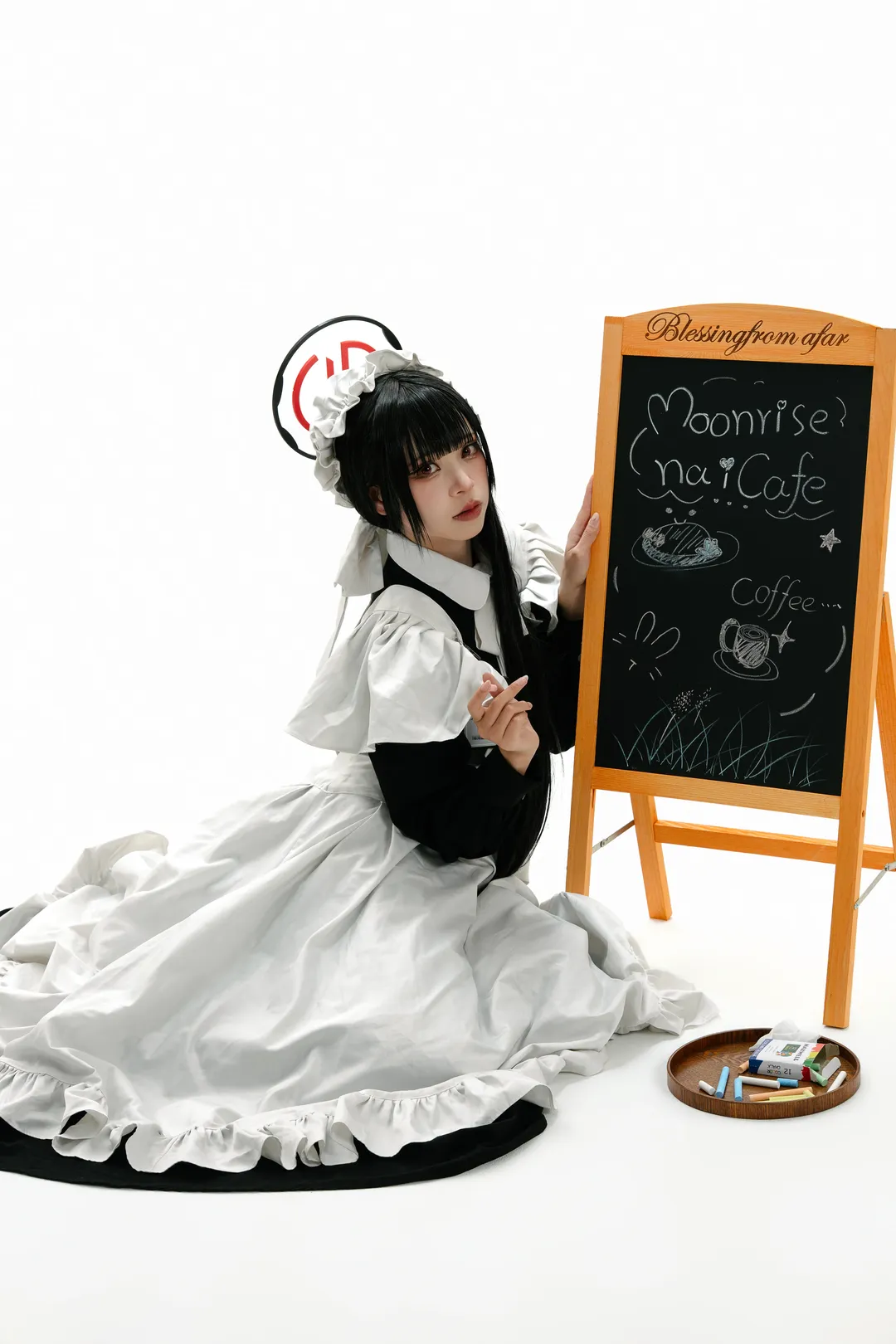 【调月莉音cos】碧蓝档案私设女仆，白棚光影下的优雅姿态 - 第 17 张