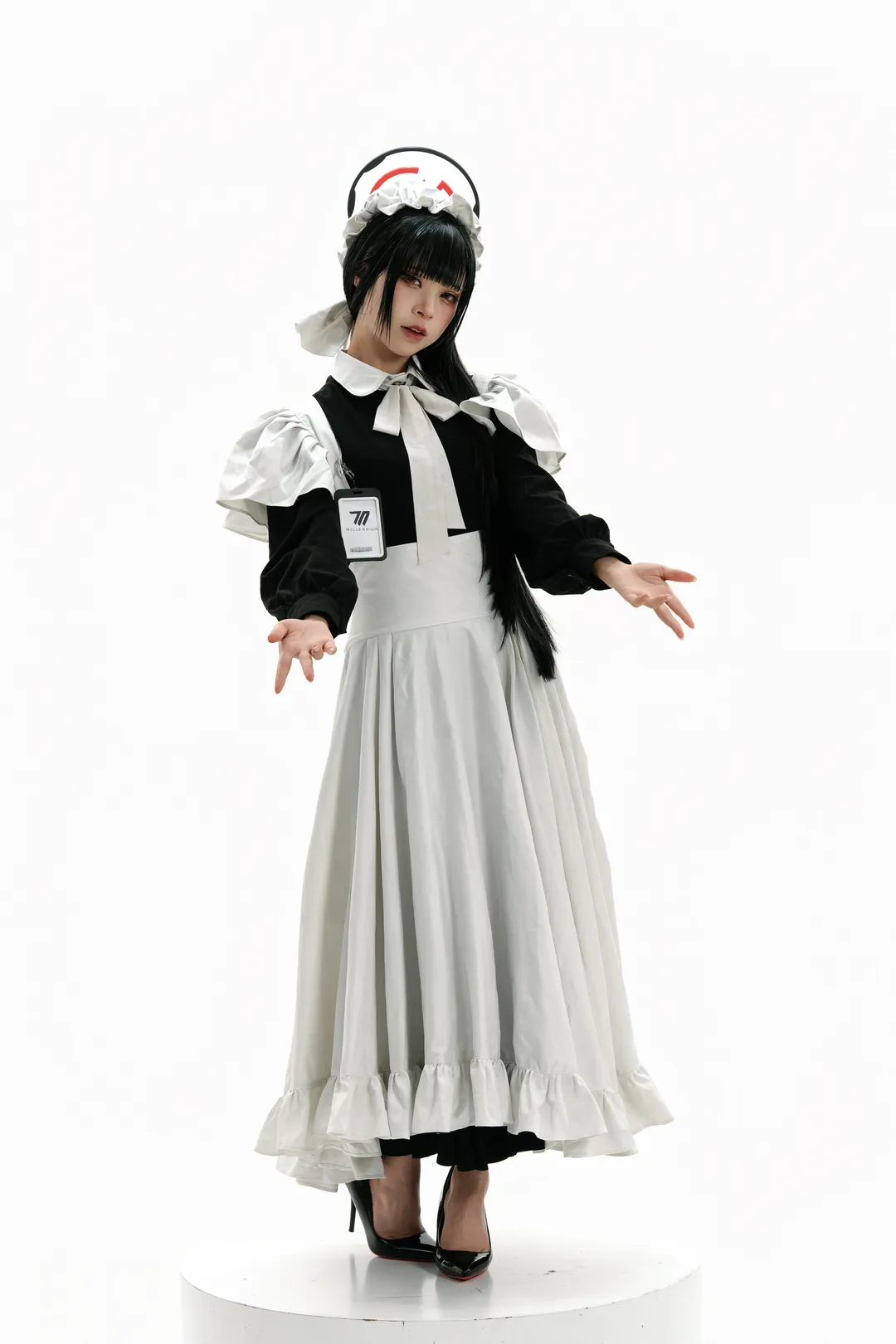 【调月莉音cos】碧蓝档案私设女仆，白棚光影下的优雅姿态 - 第 2 张