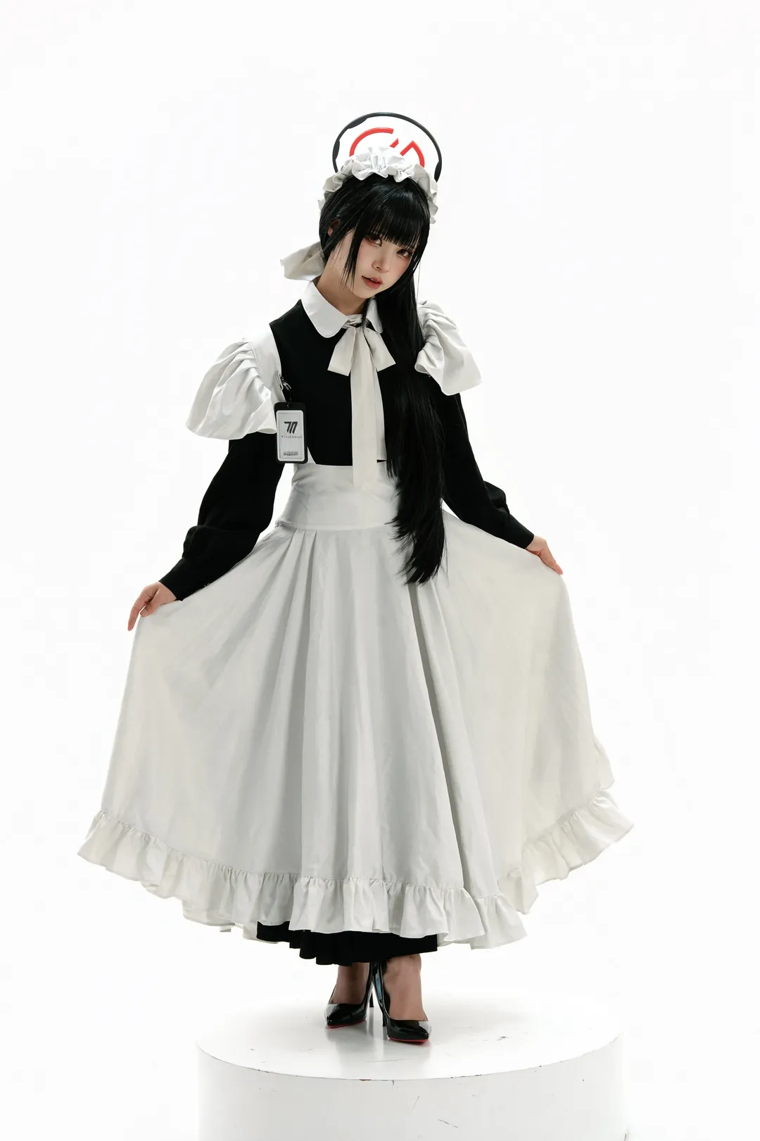 【调月莉音cos】碧蓝档案私设女仆，白棚光影下的优雅姿态 - 第 4 张
