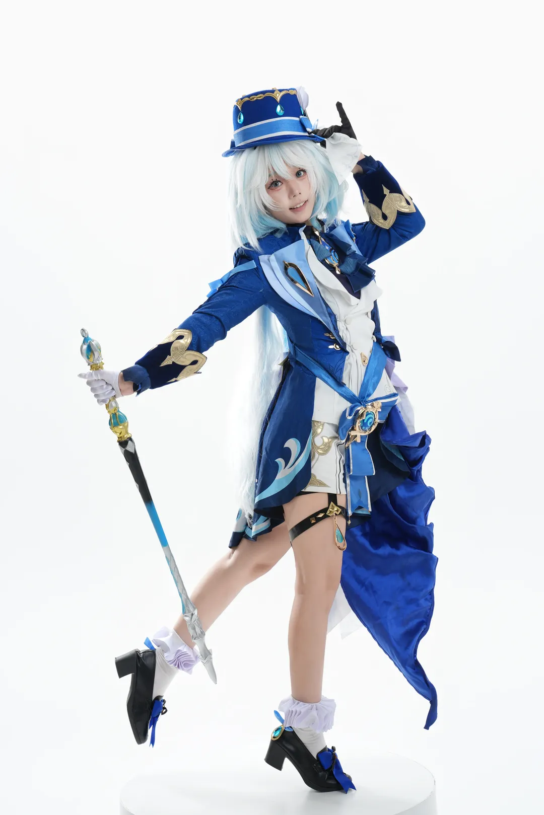【芙宁娜cos】原神水神白棚拍摄，动作参考安排上 - 第 1 张