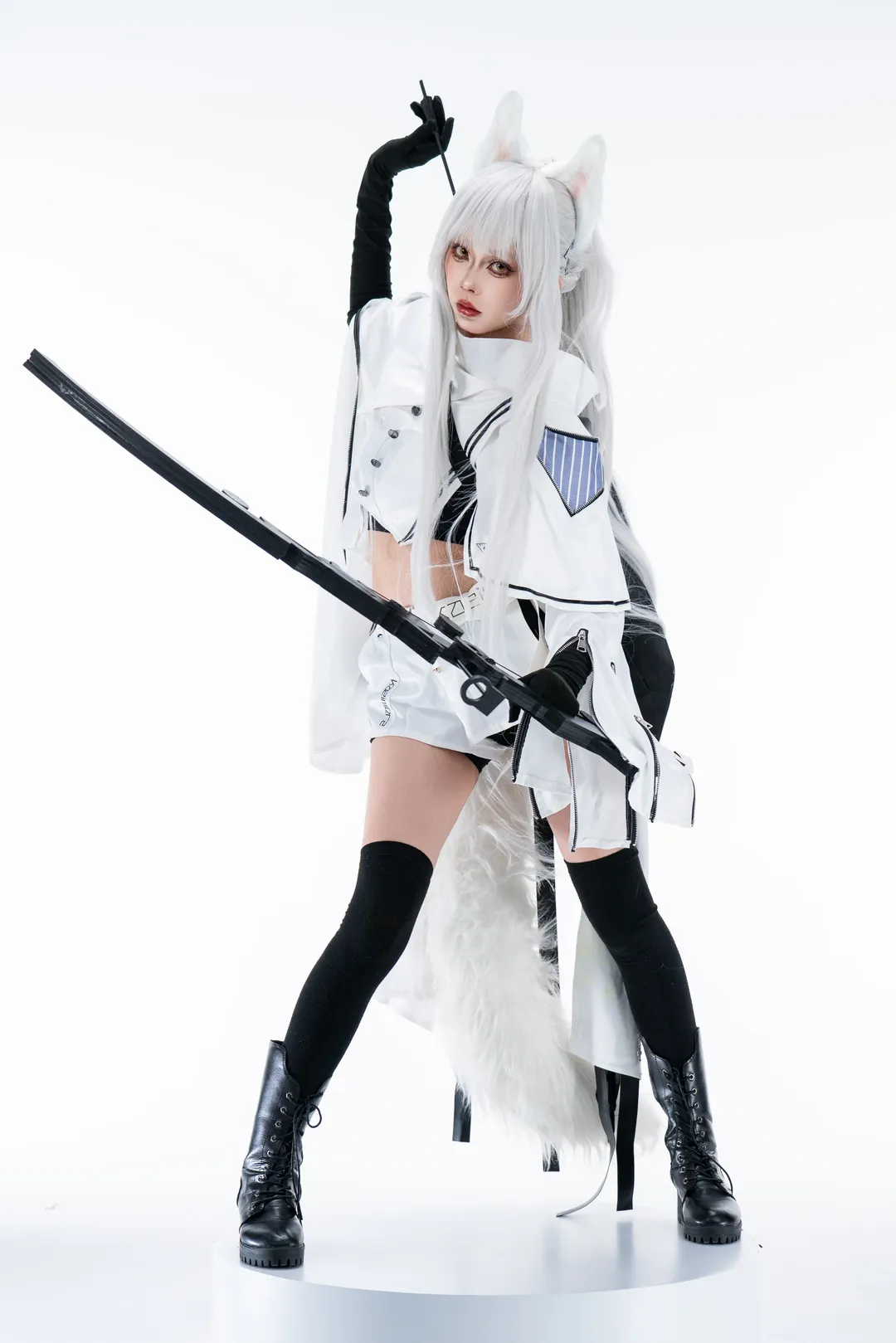 【明日方舟白金cos】纯白影棚里的机能风复合弓射手 - 第 6 张