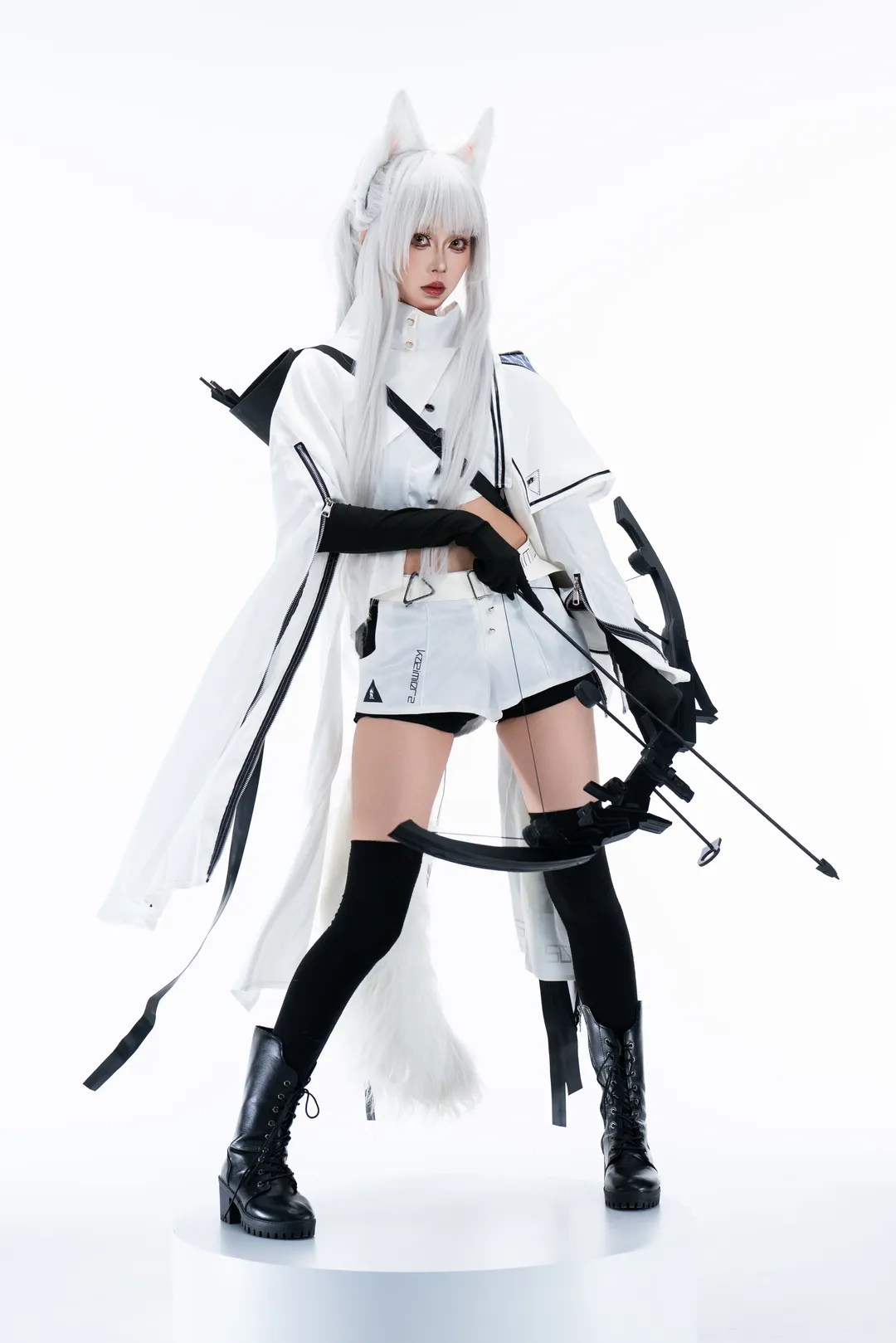 【明日方舟白金cos】纯白影棚里的机能风复合弓射手 - 第 7 张