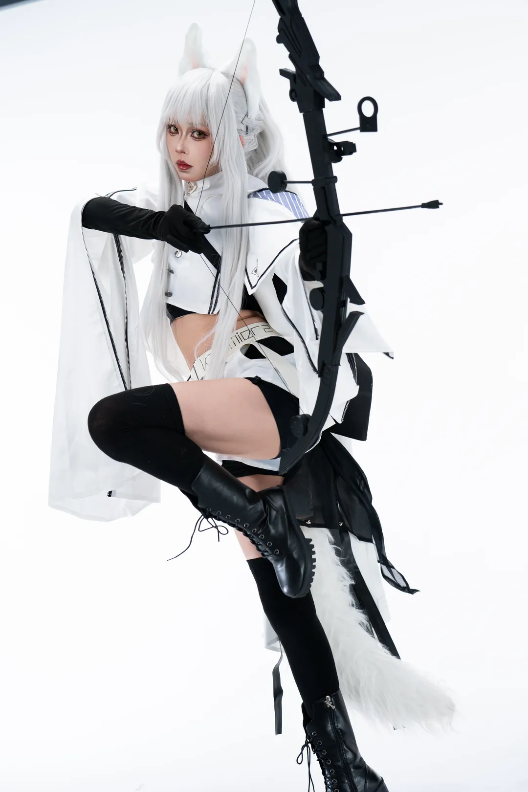【明日方舟白金cos】纯白影棚里的机能风复合弓射手 - 第 9 张