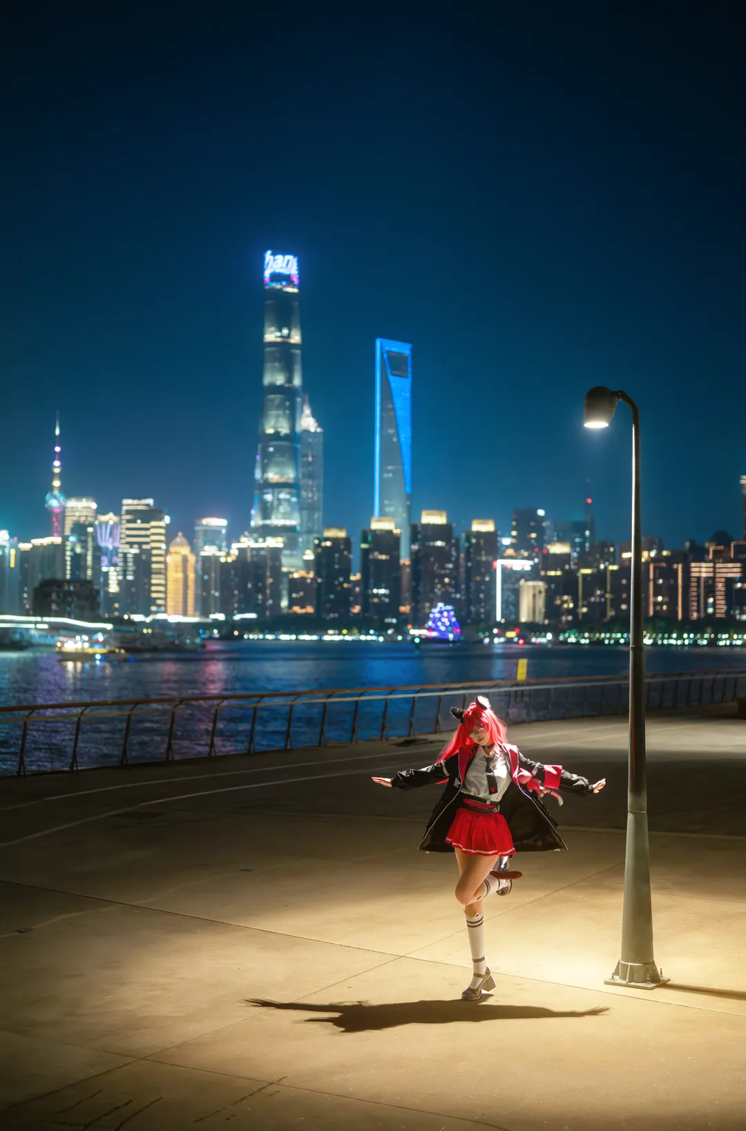 【娜娜莉cos】异环里的红发少女，夜色中的上海街头 - 第 1 张