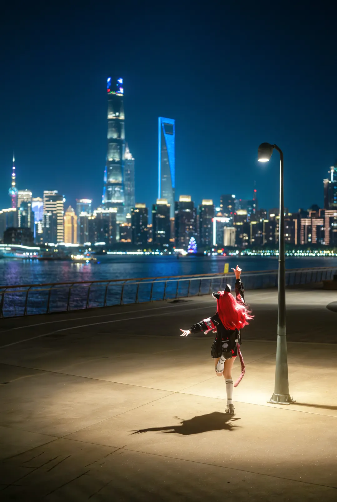 【娜娜莉cos】异环里的红发少女，夜色中的上海街头 - 第 2 张