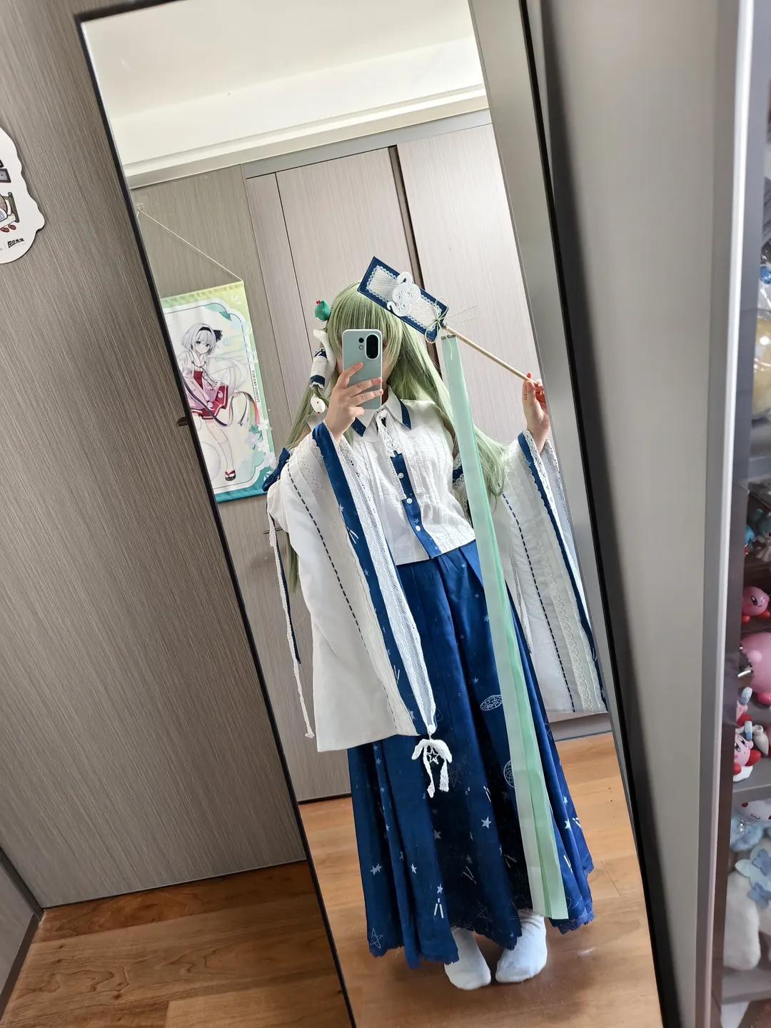 【東方谷早苗cos】穿著星空裙襬的風祝在室內對鏡自拍 - 第 2 張
