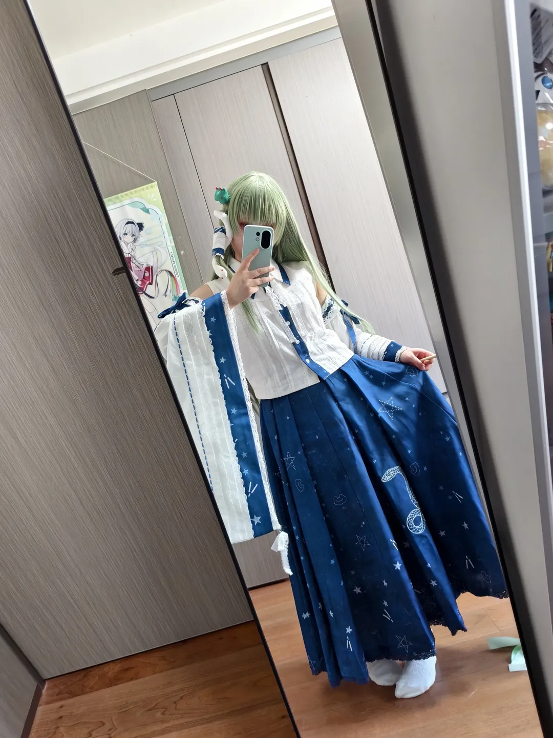 【東方谷早苗cos】穿著星空裙襬的風祝在室內對鏡自拍 - 第 3 張
