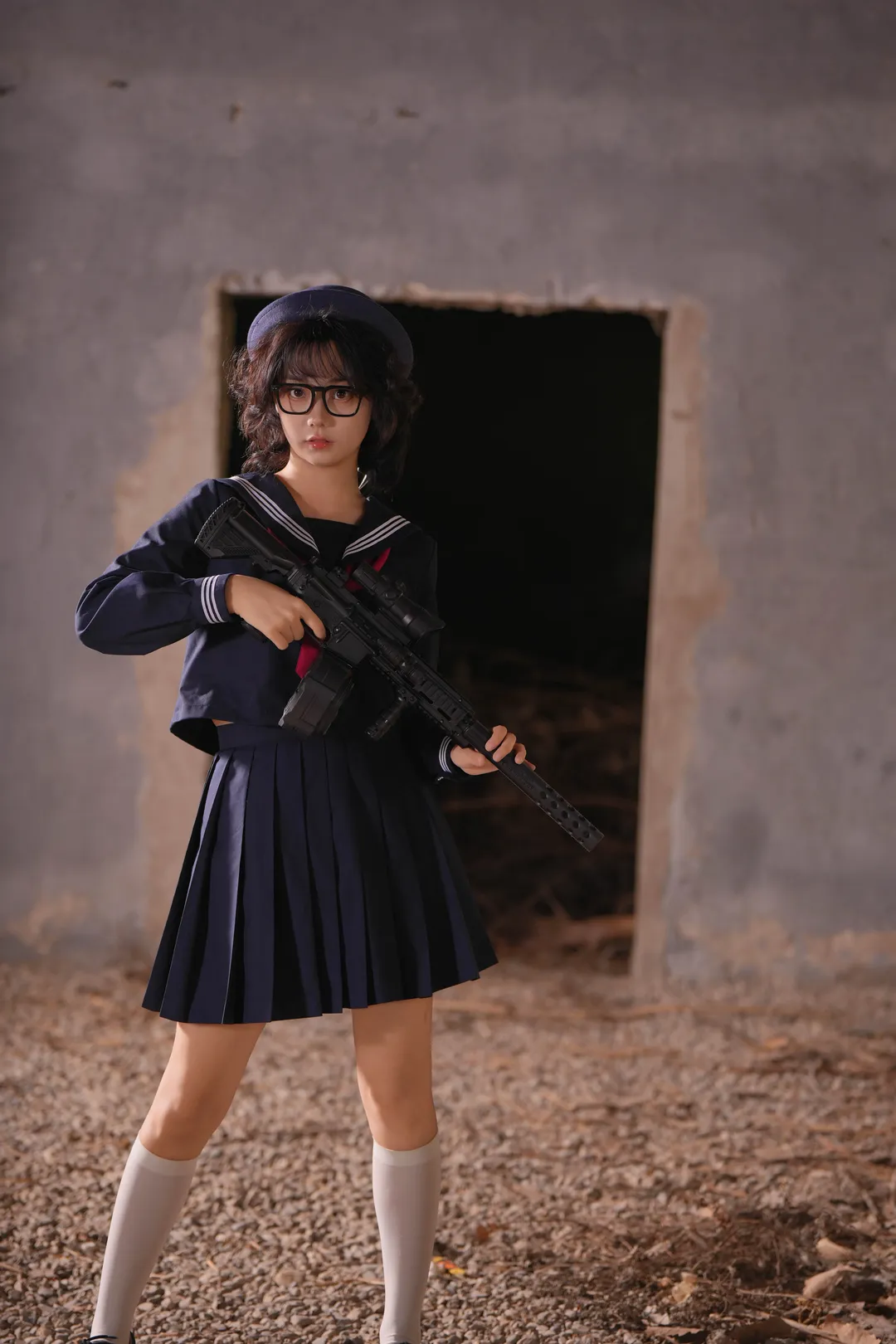 废墟里的武装JK，水手服与枪械的反差感拉满 - 第 1 张