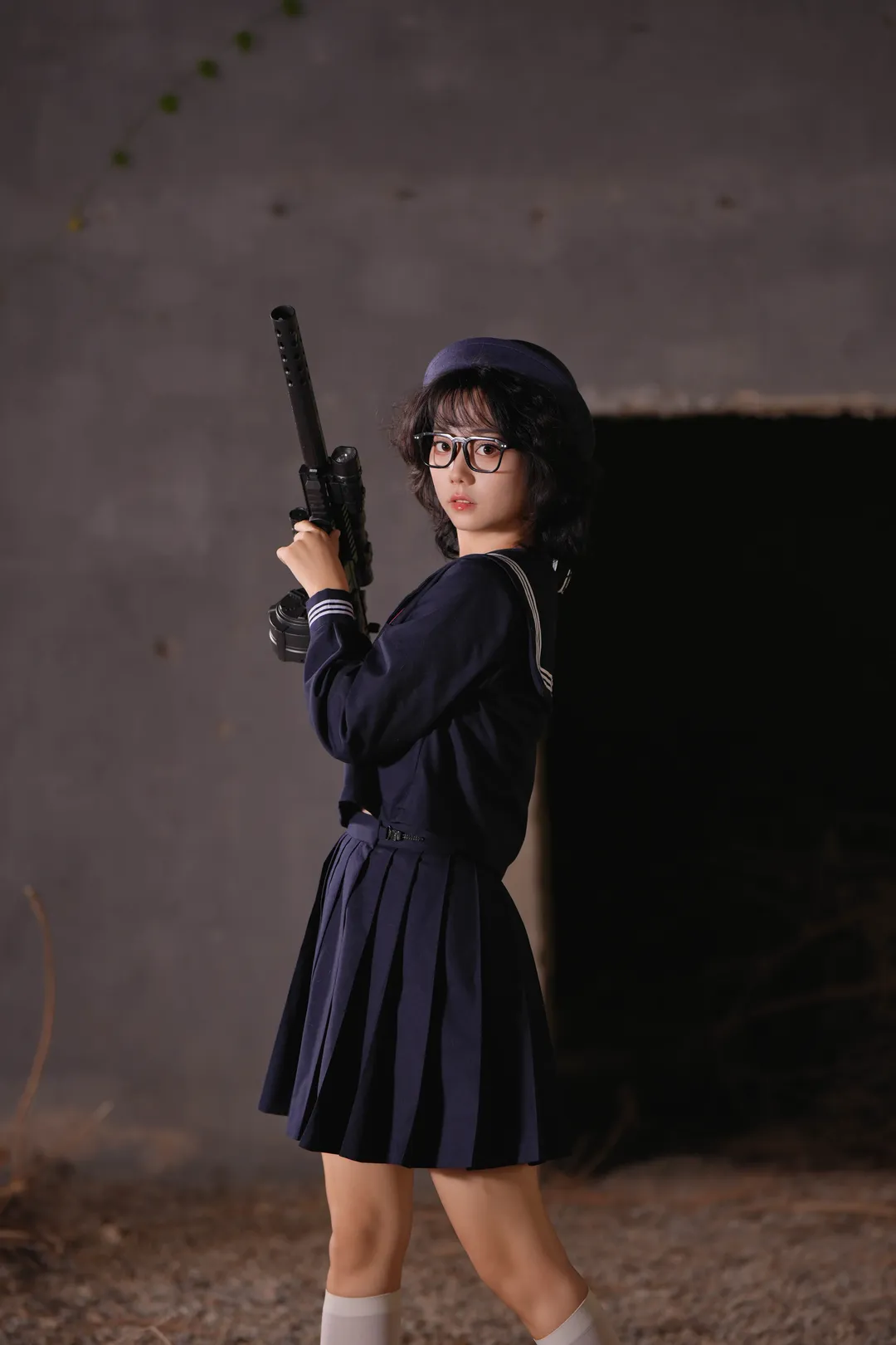 废墟里的武装JK，水手服与枪械的反差感拉满 - 第 2 张