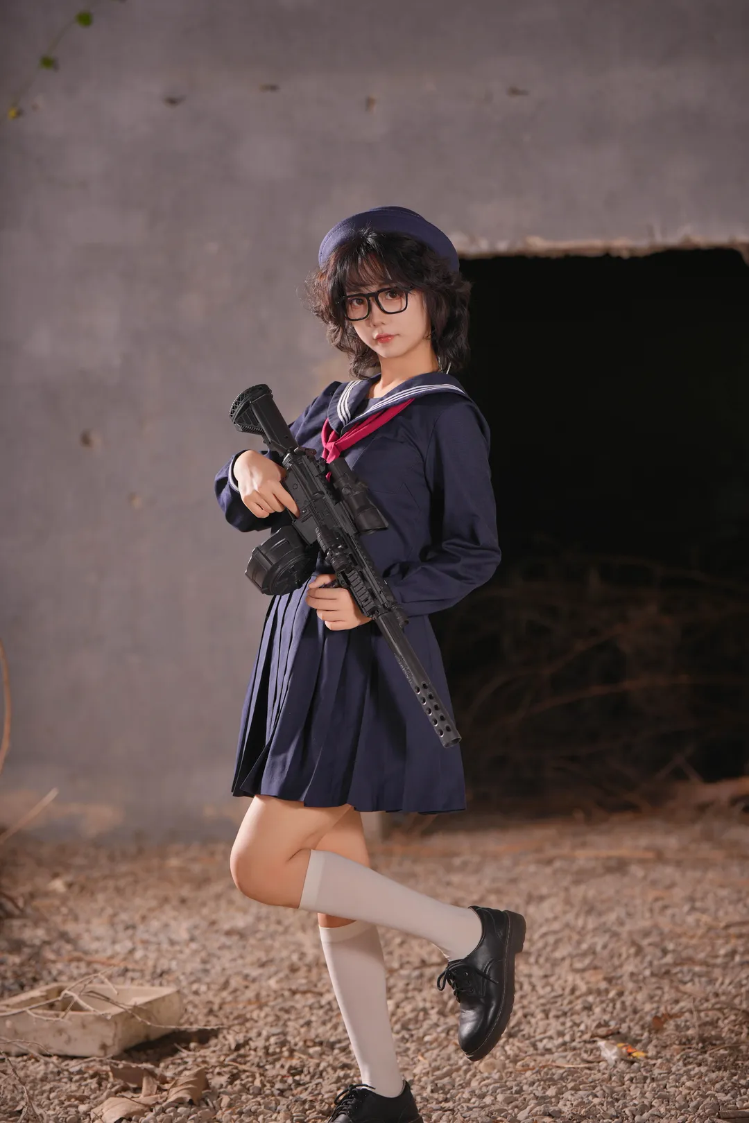 废墟里的武装JK，水手服与枪械的反差感拉满