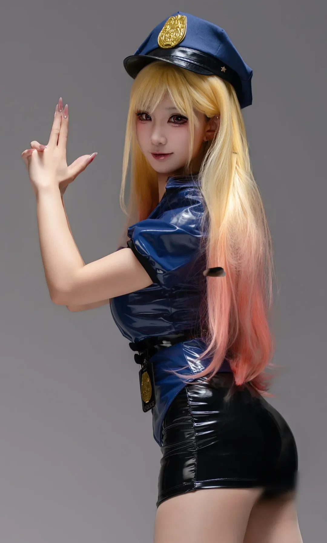 【喜多川海梦cos】穿上亮面女警制服，黑色打底裤细节拉满 - 第 2 张