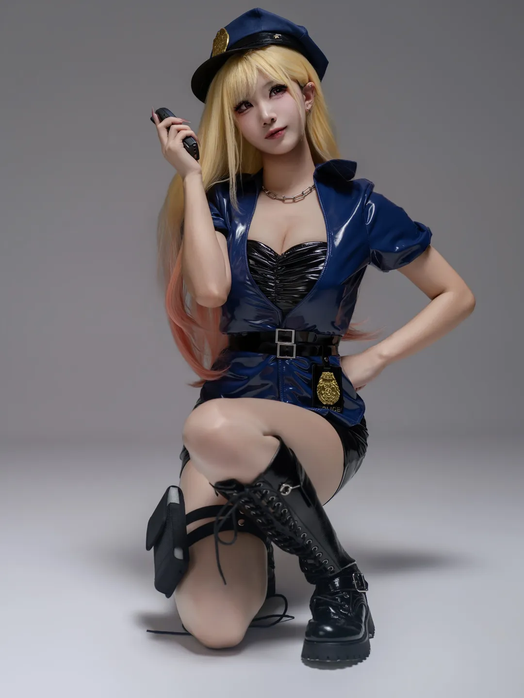 【喜多川海梦cos】漆皮警服搭配长靴的写真分享 - 第 3 张