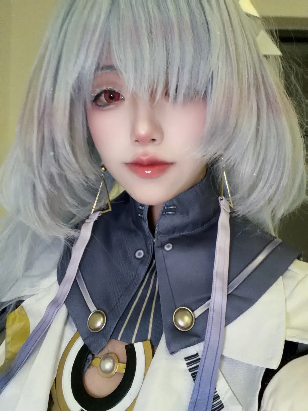 【莫宁cos】找不到教室的教授只好在楼道里自拍 - 第 1 张