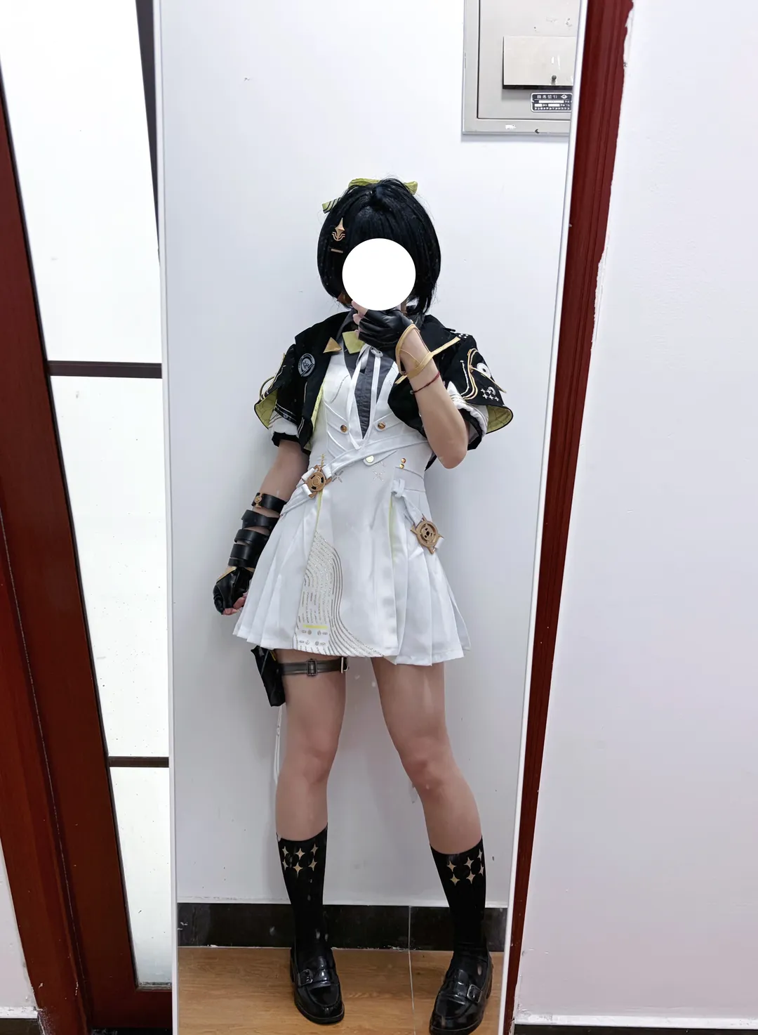这套黑白配色的鸣潮cos服真是又冷又飒 - 第 1 张