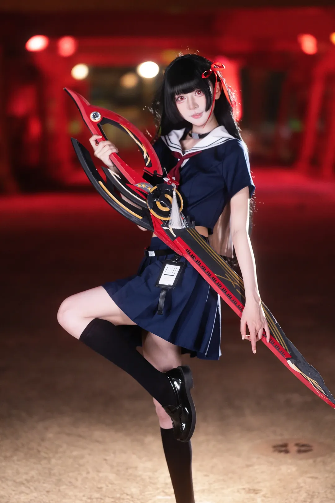 【千咲cos】鳴潮千咲正片，這套jk水手服配巨型武器太颯了 - 第 1 張