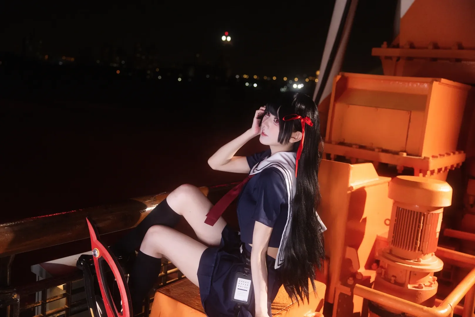 【千咲cos】鸣潮工业风夜景中的水手服巨刃 - 第 2 张