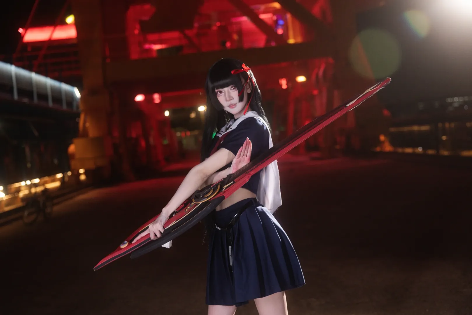 【千咲cos】鸣潮工业风夜景中的水手服巨刃 - 第 7 张