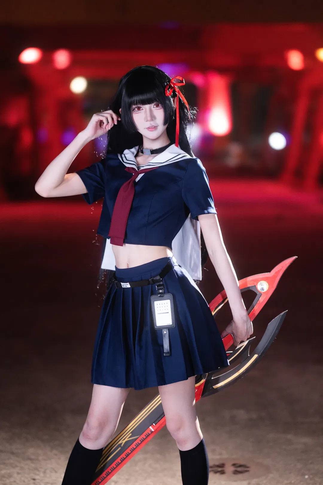 千咲cos 鳴潮暗夜水手服的戰鬥姿態