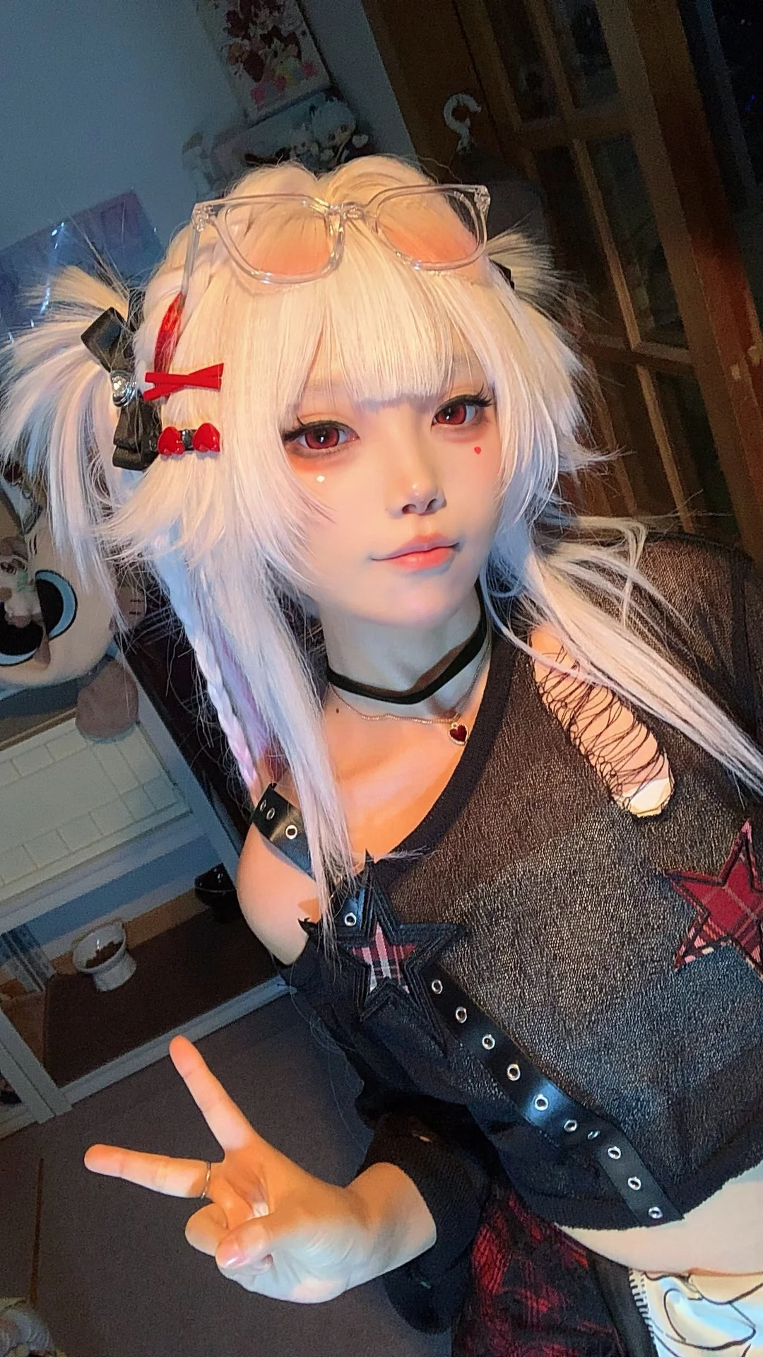 【火花cos】崩壞星穹鐵道自搭造型，紅黑朋克風與銀白雙馬尾的碰撞 - 第 1 張