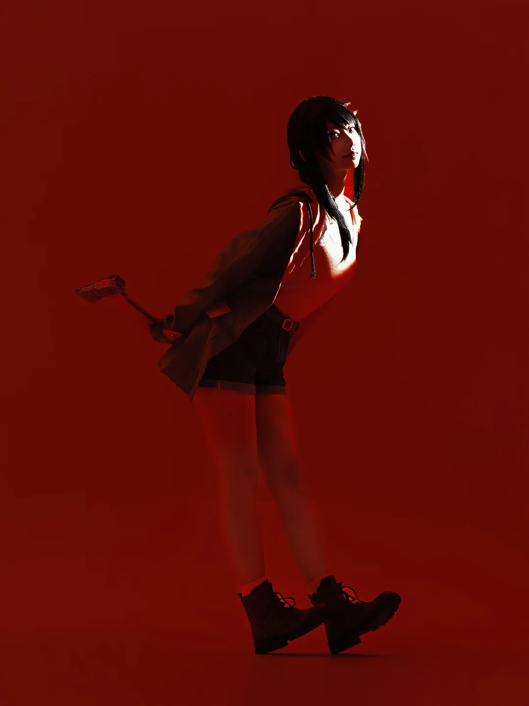 【芹泽千枝实cos】人狼村之谜，红色光影下的冷酷演绎 - 第 2 张