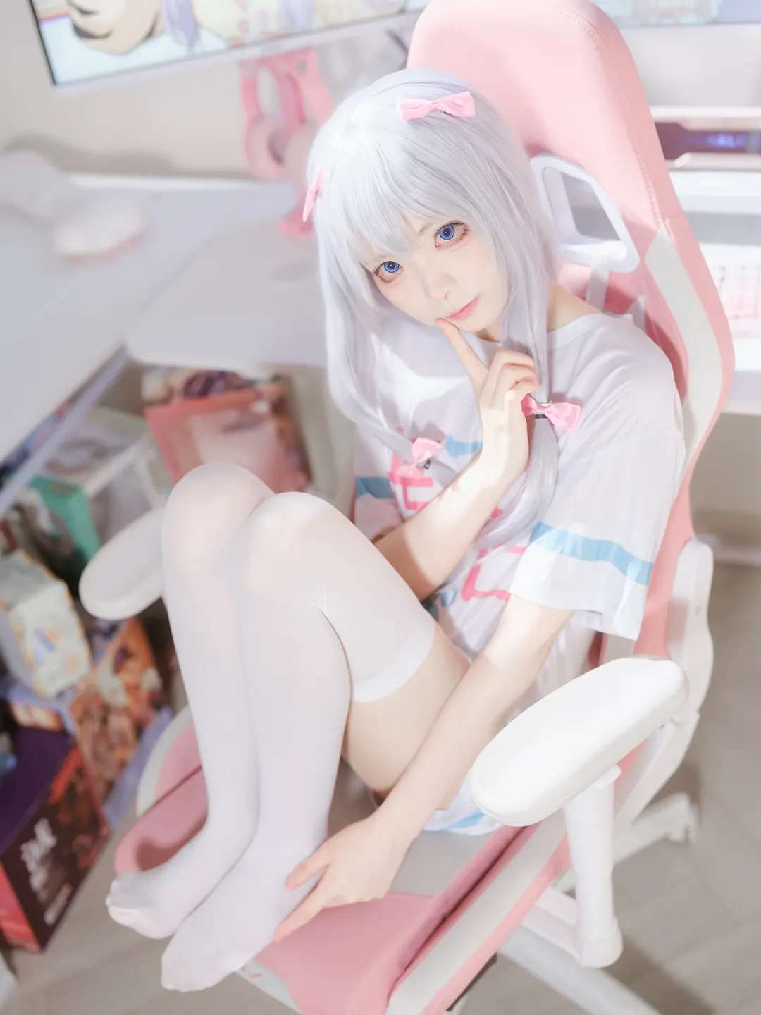 【和泉紗霧cos】埃羅芒阿老師 白T恤與白絲的電競房日常 - 第 1 張