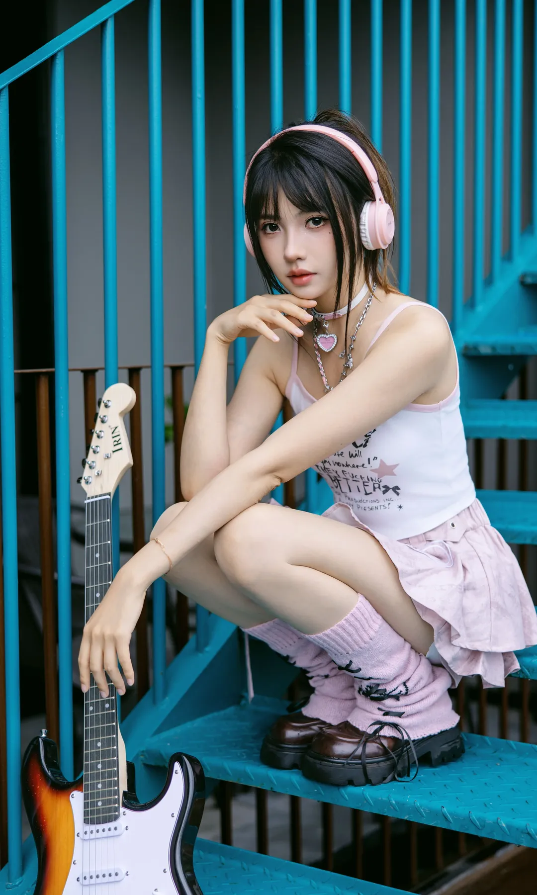 粉嫩電子風穿搭 藍樓梯下的元氣少女 - 第 1 張