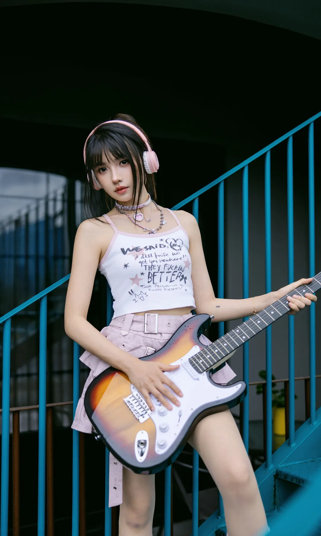 粉嫩電子風穿搭 藍樓梯下的元氣少女 - 第 10 張