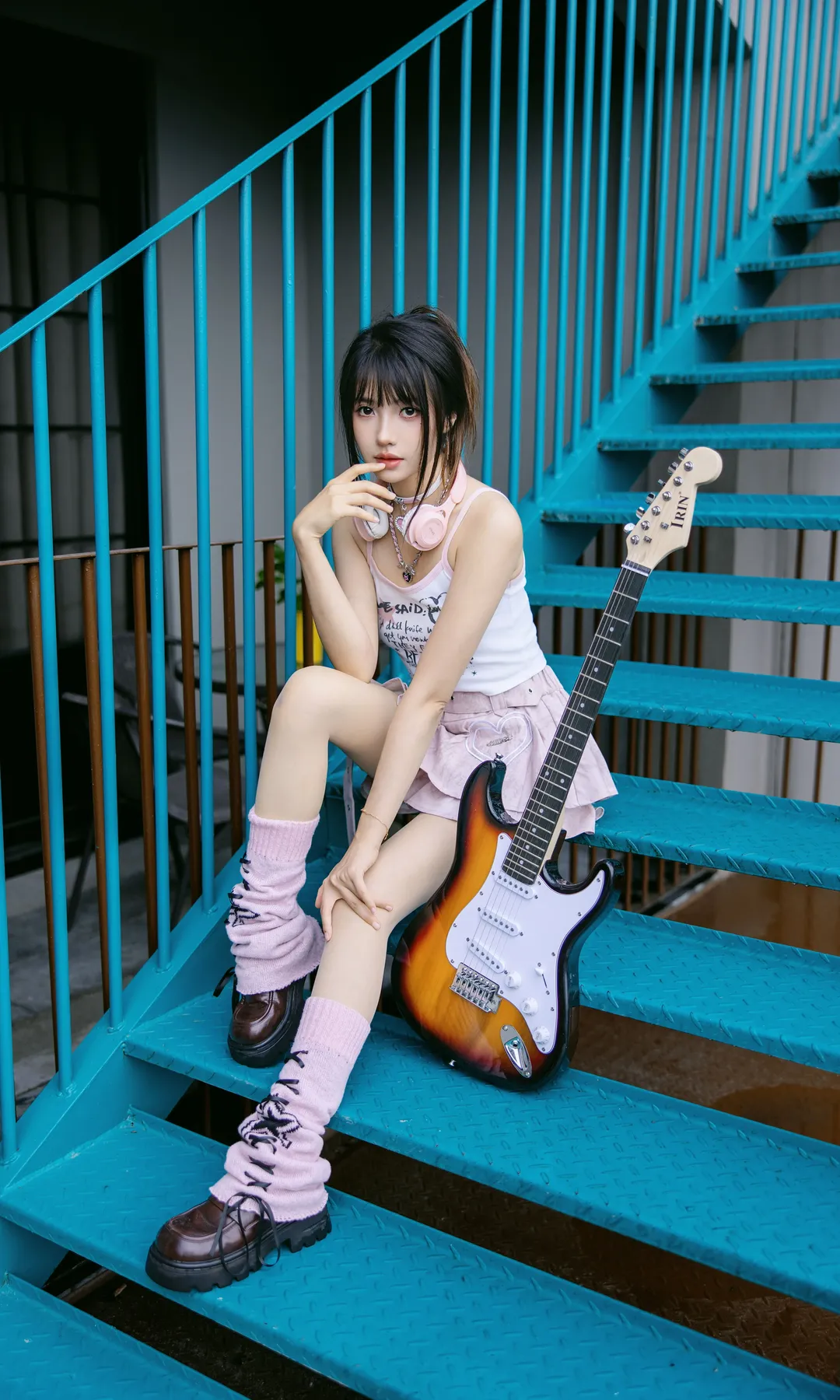 粉嫩電子風穿搭 藍樓梯下的元氣少女 - 第 2 張